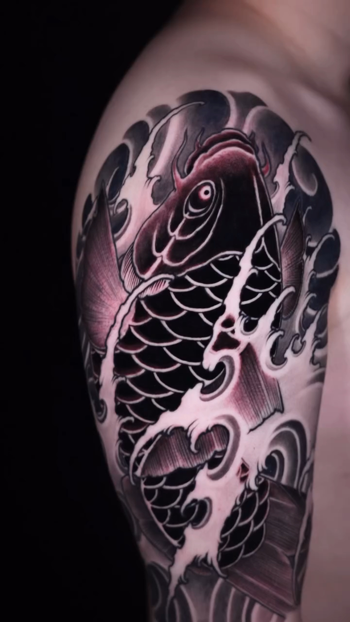 北京纹身/男生大臂传统鲤鱼纹身