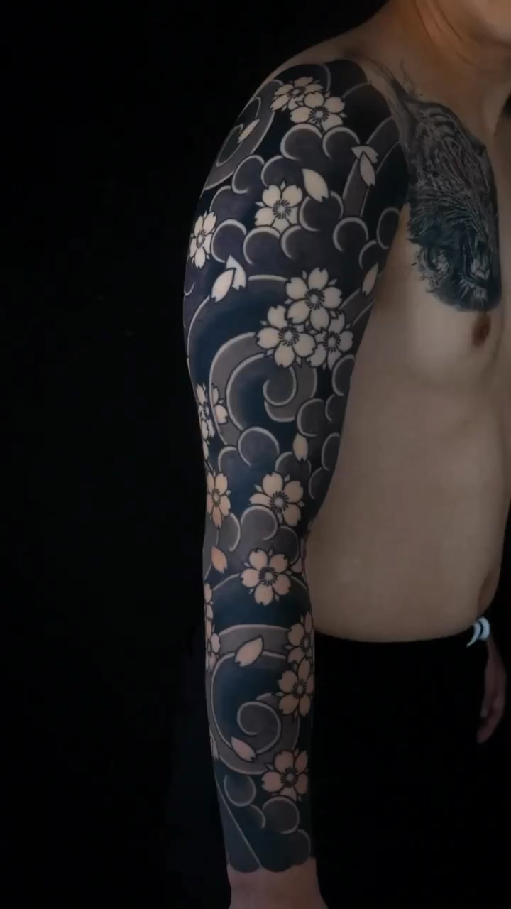 北京纹身/男生老传统樱花花臂纹身