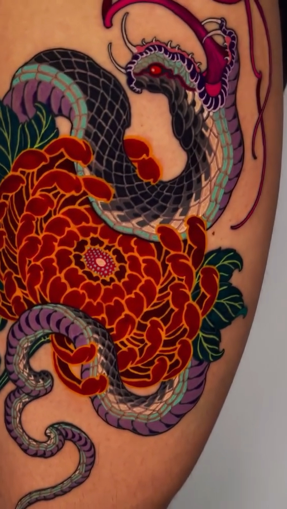 北京纹身/男生大腿蛇菊花纹身