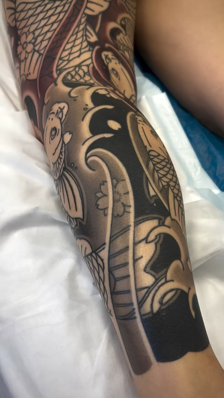 北京纹身/男生老传统鲤鱼花腿纹身