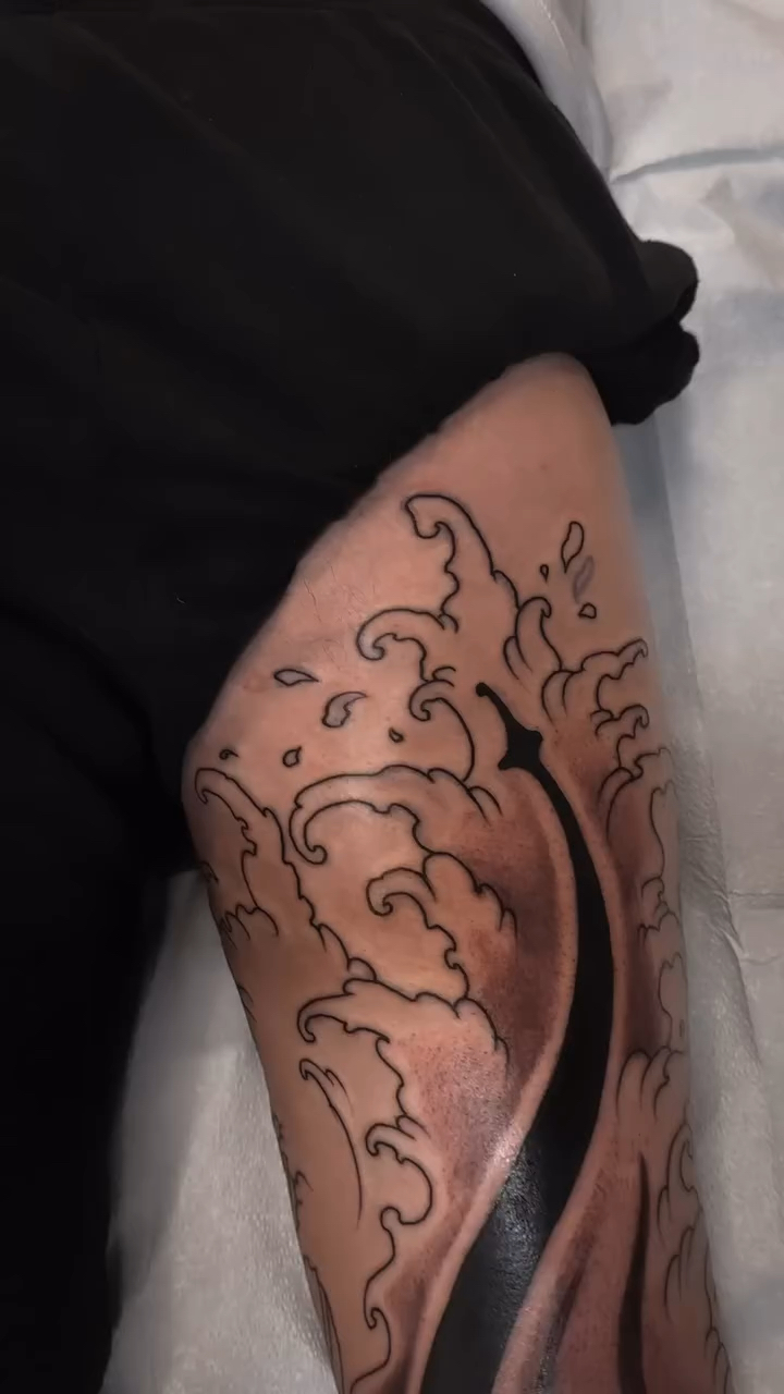 北京纹身/男生传统水浪花腿遮盖旧纹身