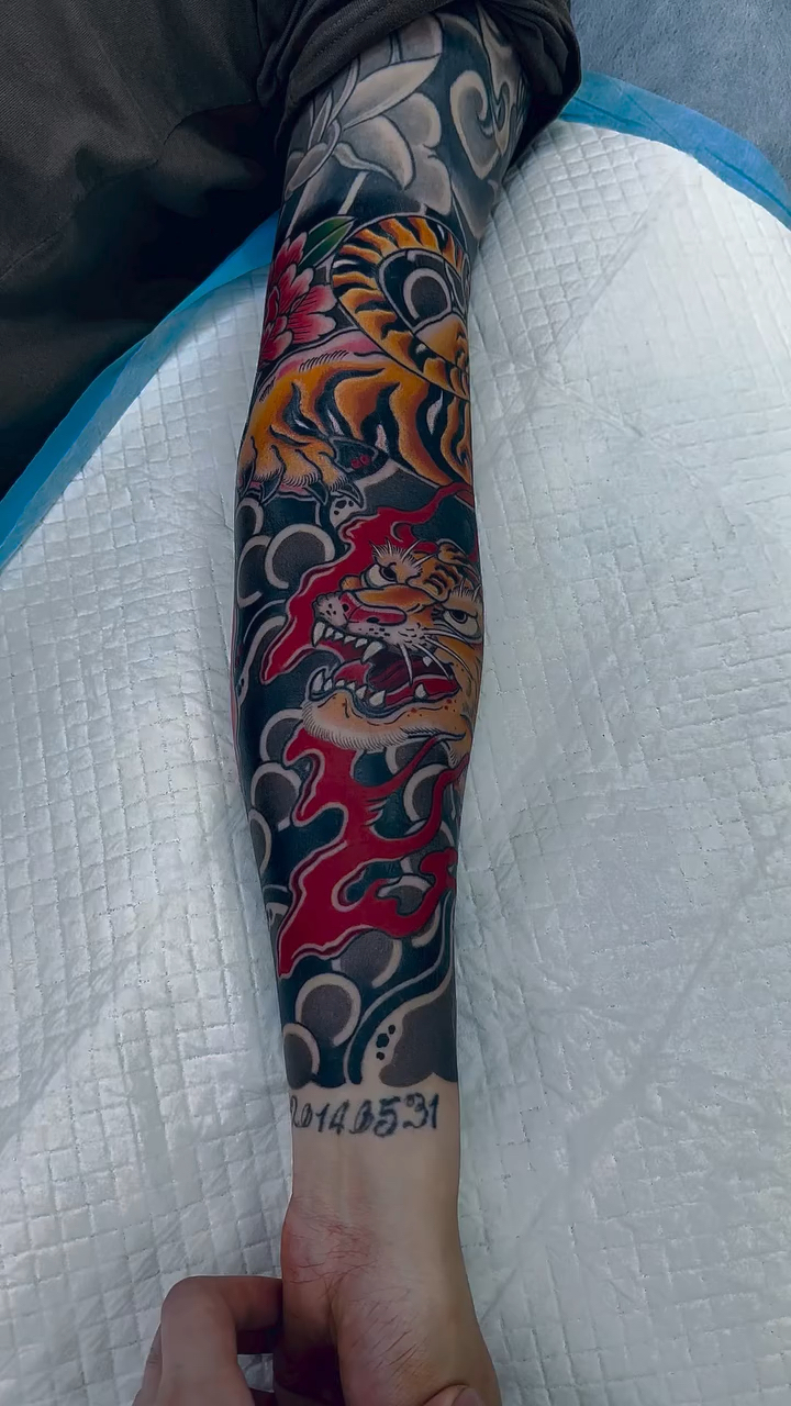 北京纹身/男生传统老虎衔接花臂纹身