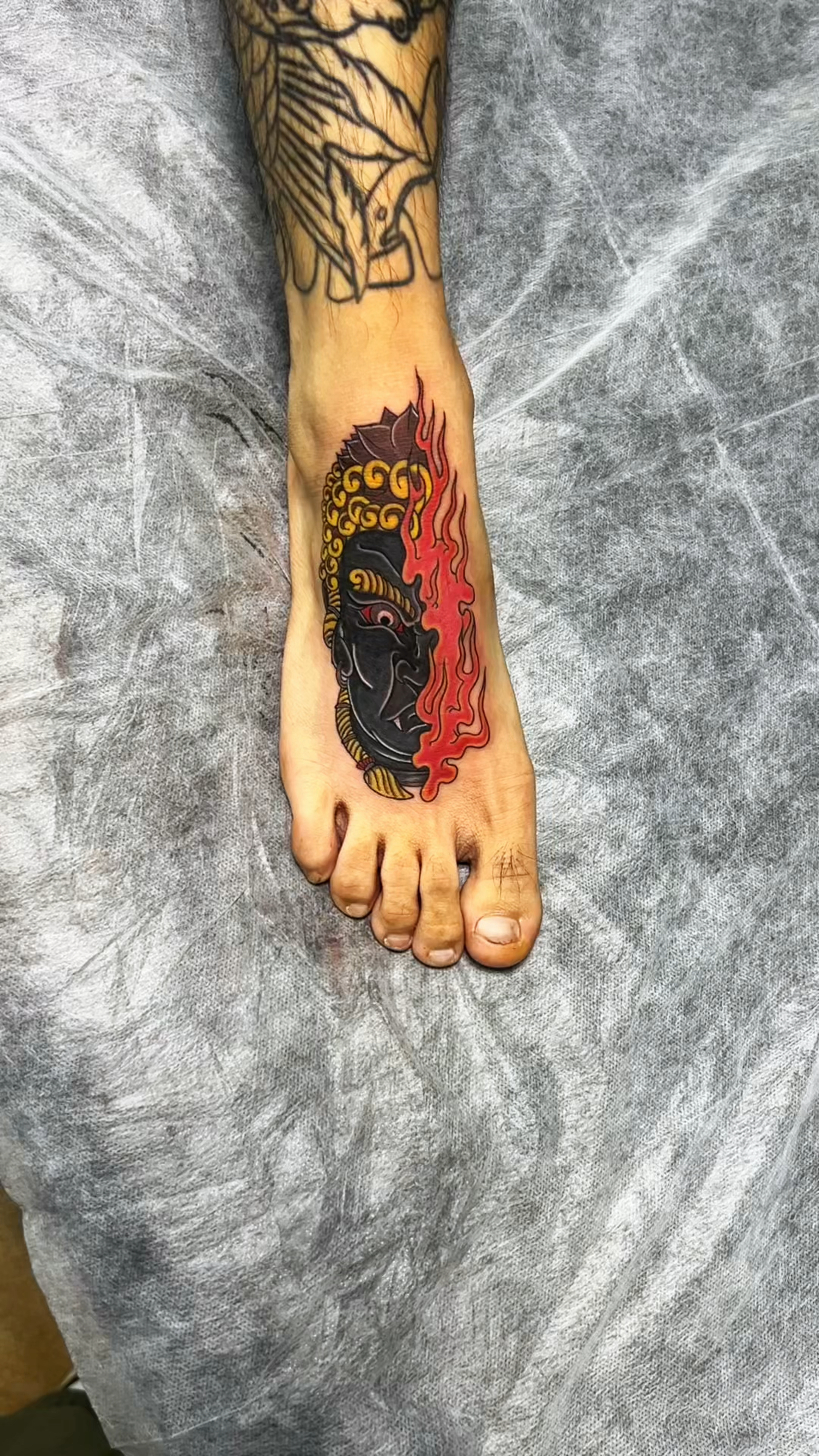 北京纹身/男生脚背不动明王纹身