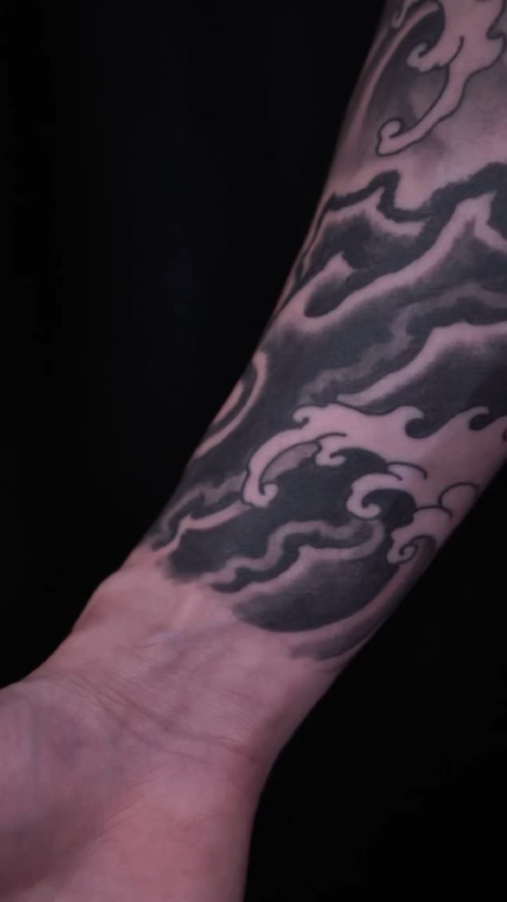北京纹身/男生传统水浪花臂纹身