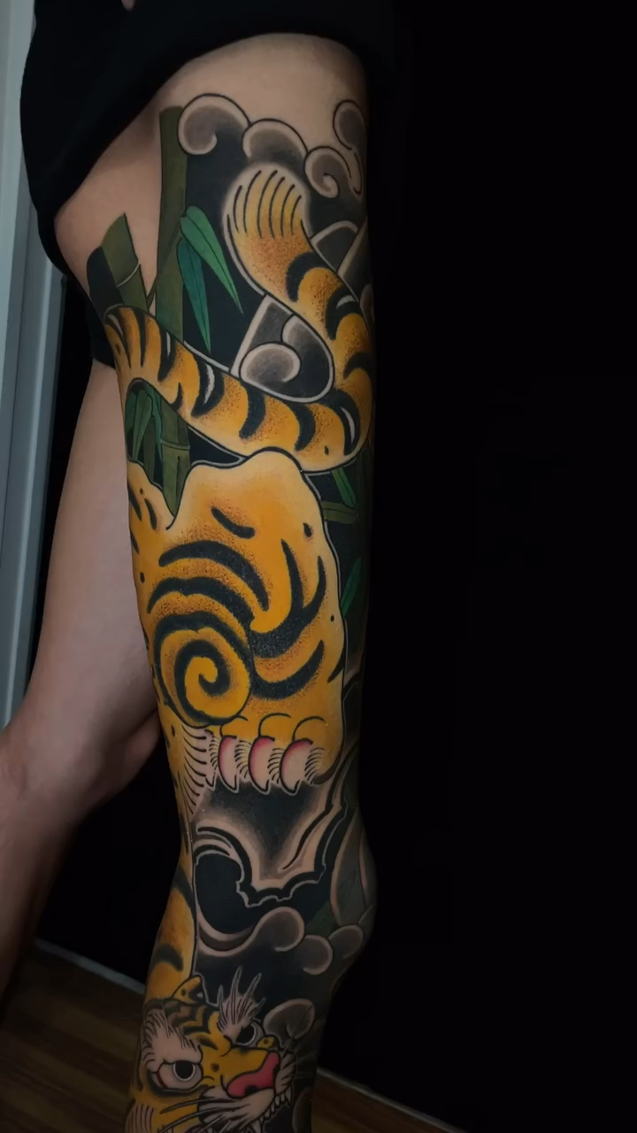 北京纹身/男生传统老虎花腿纹身