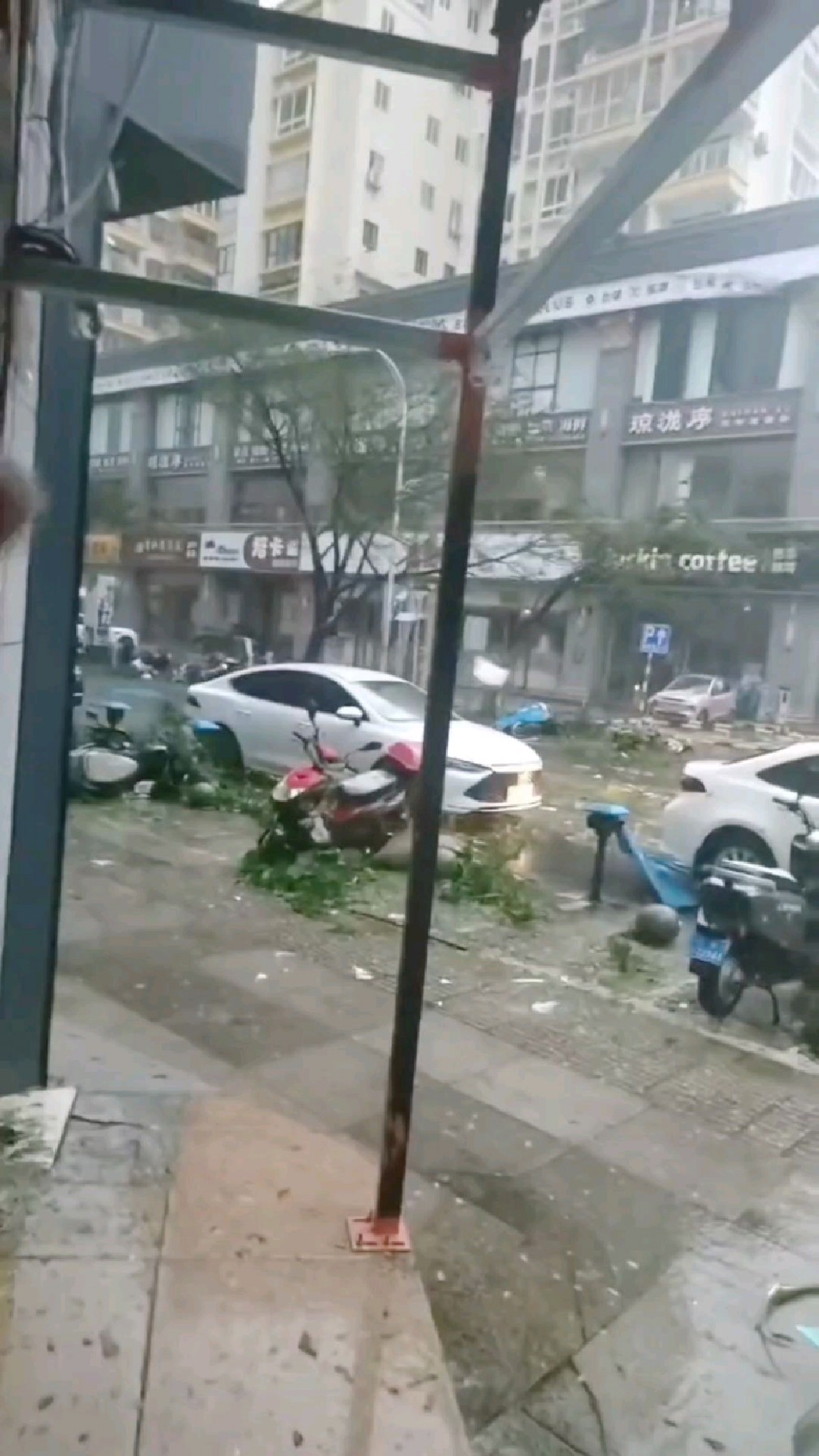 海南三亚台风“剑鱼”突袭,这风真的太猛!画面太吓人了