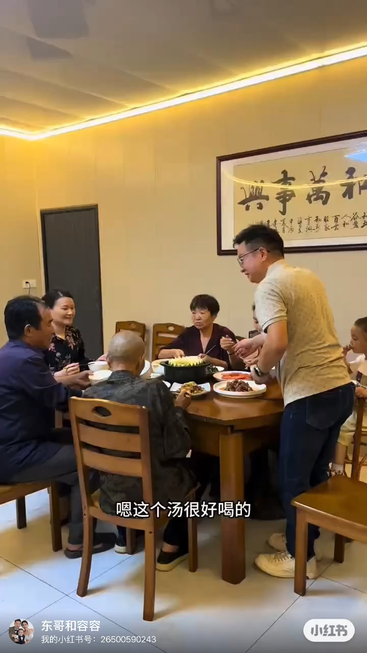 我和容容今天带着芬姐来小院,芬姐用大冬瓜做了道冬瓜盅炖鸡