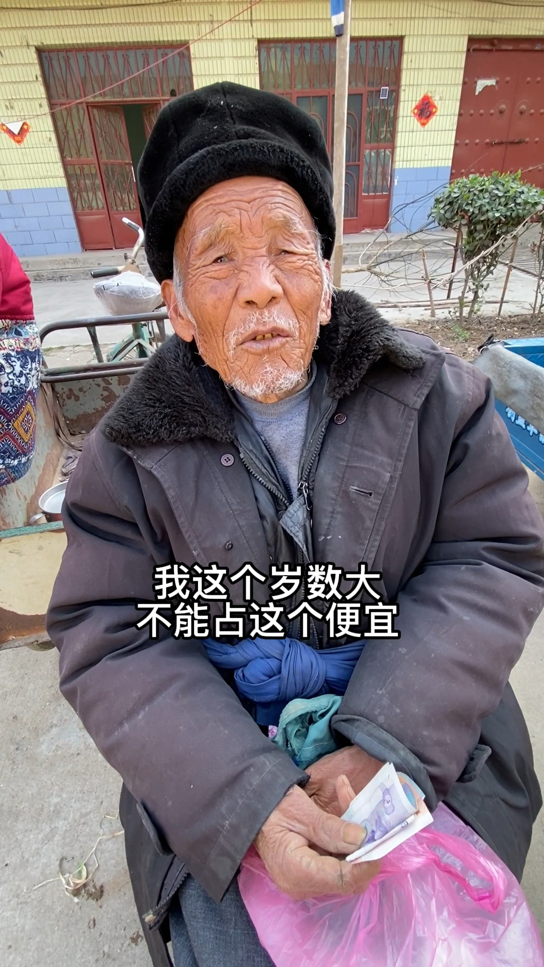 看着爷爷弯着腰驼着背来街上卖菜很心酸