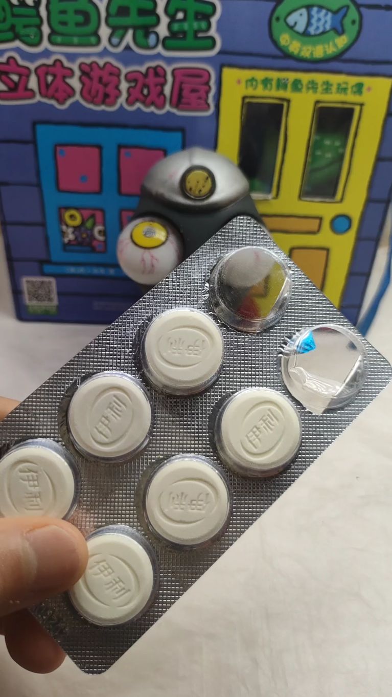想吃巧克力啊,看你像巧克力,吃奶片片吧