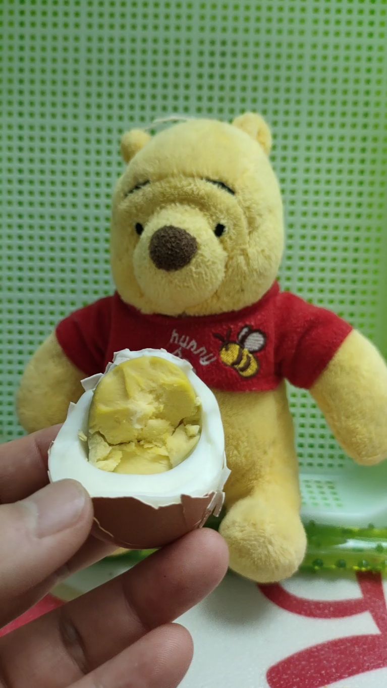 我吃草莓我吃香蕉,哎都没有,我还是吃鸡蛋吧