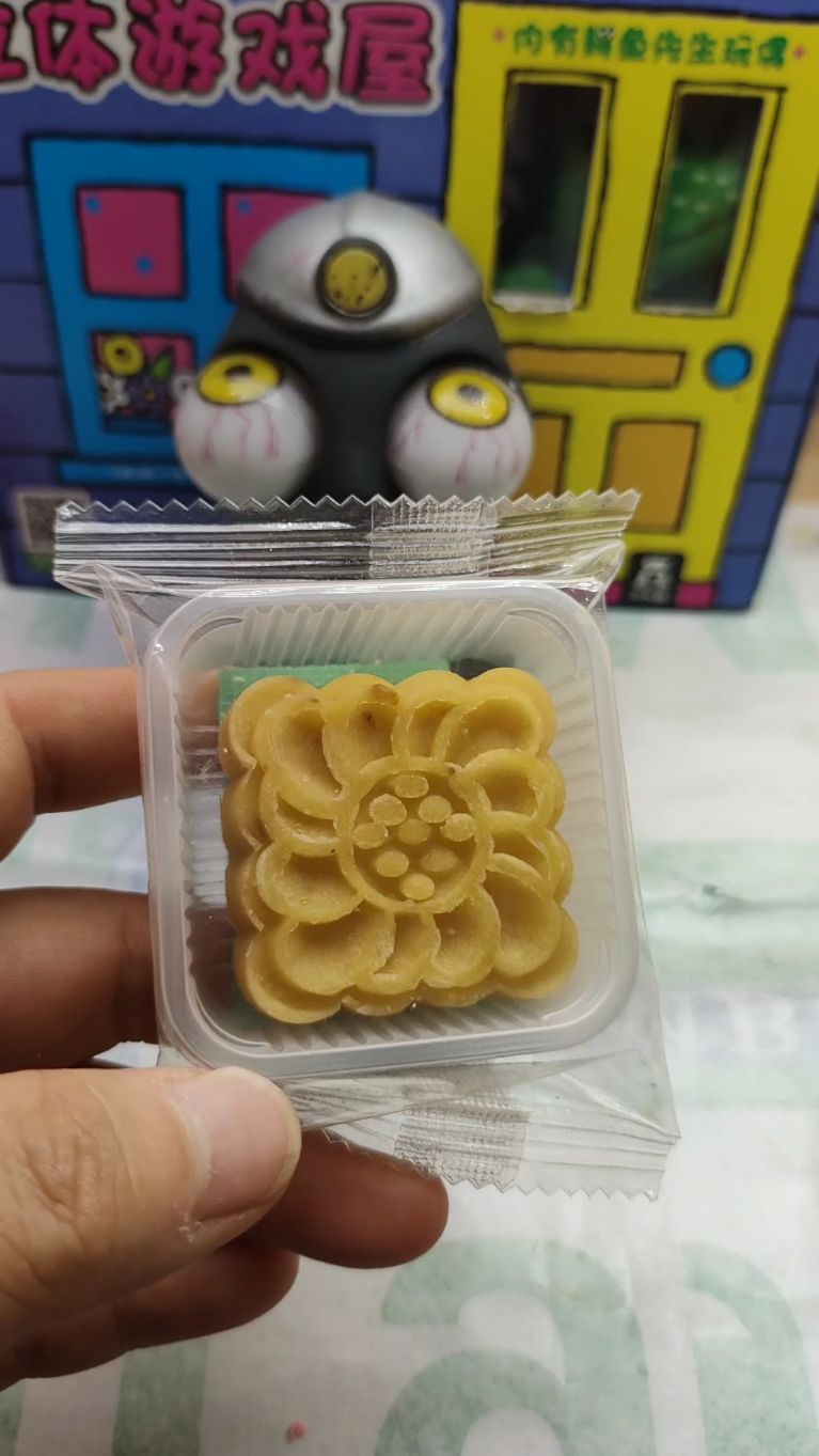 找呀找呀找妈妈,找到了。桂花糕给妈妈一半