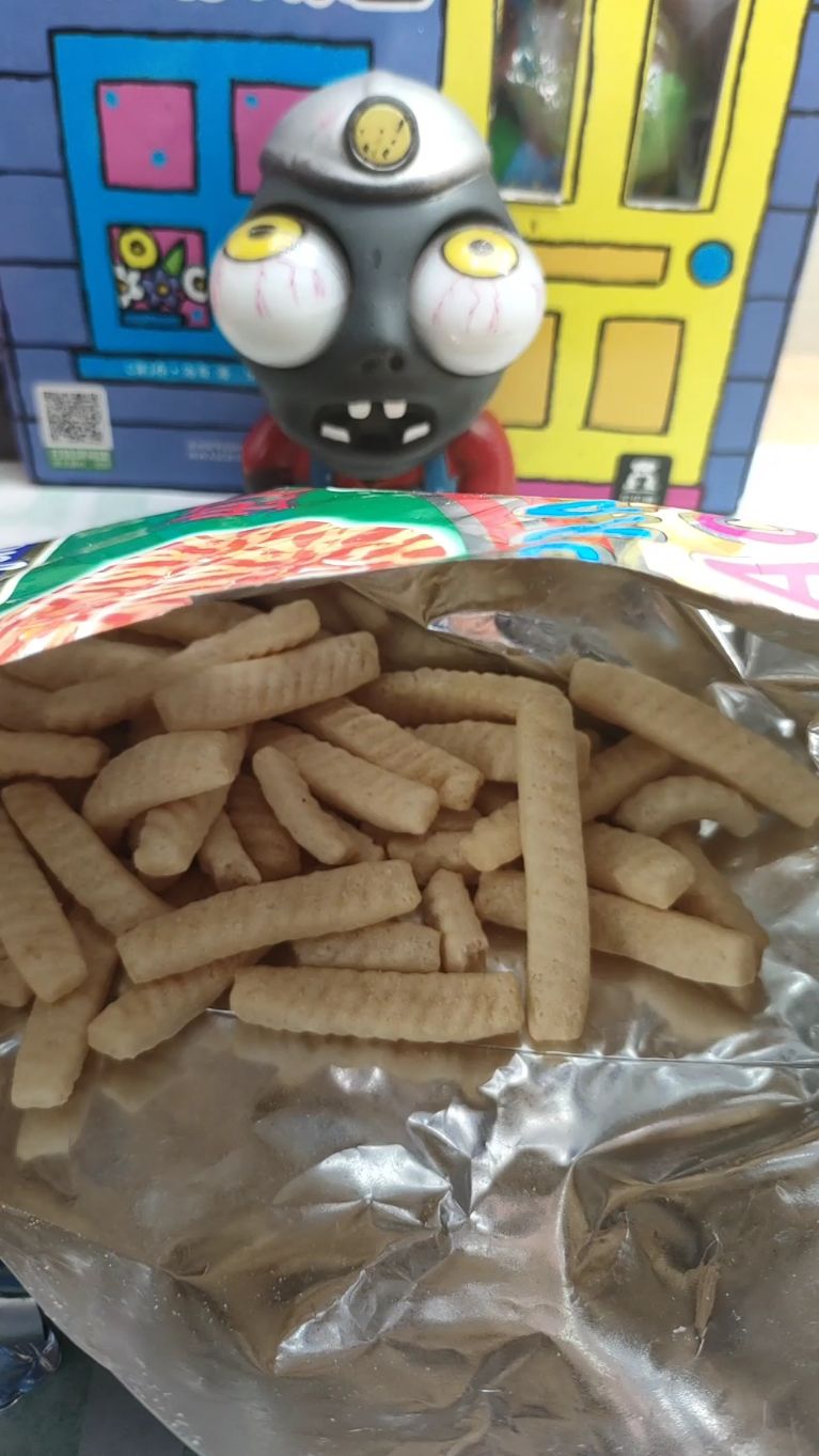 不许哭再哭妈妈不给你吃亲亲虾条