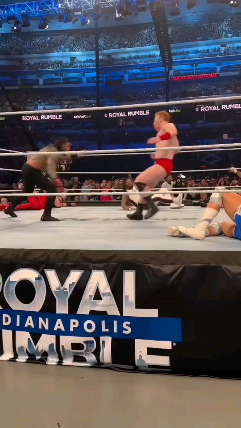 罗曼VS肌肉小爹低柏飞冲肩对决你觉得谁的飞冲肩更精彩!!!