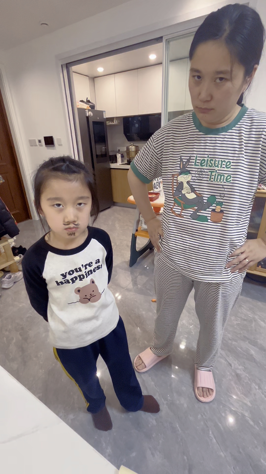 本来草莓蛋糕就是姐姐的,弟弟也想吃,爸爸竟然这样说。