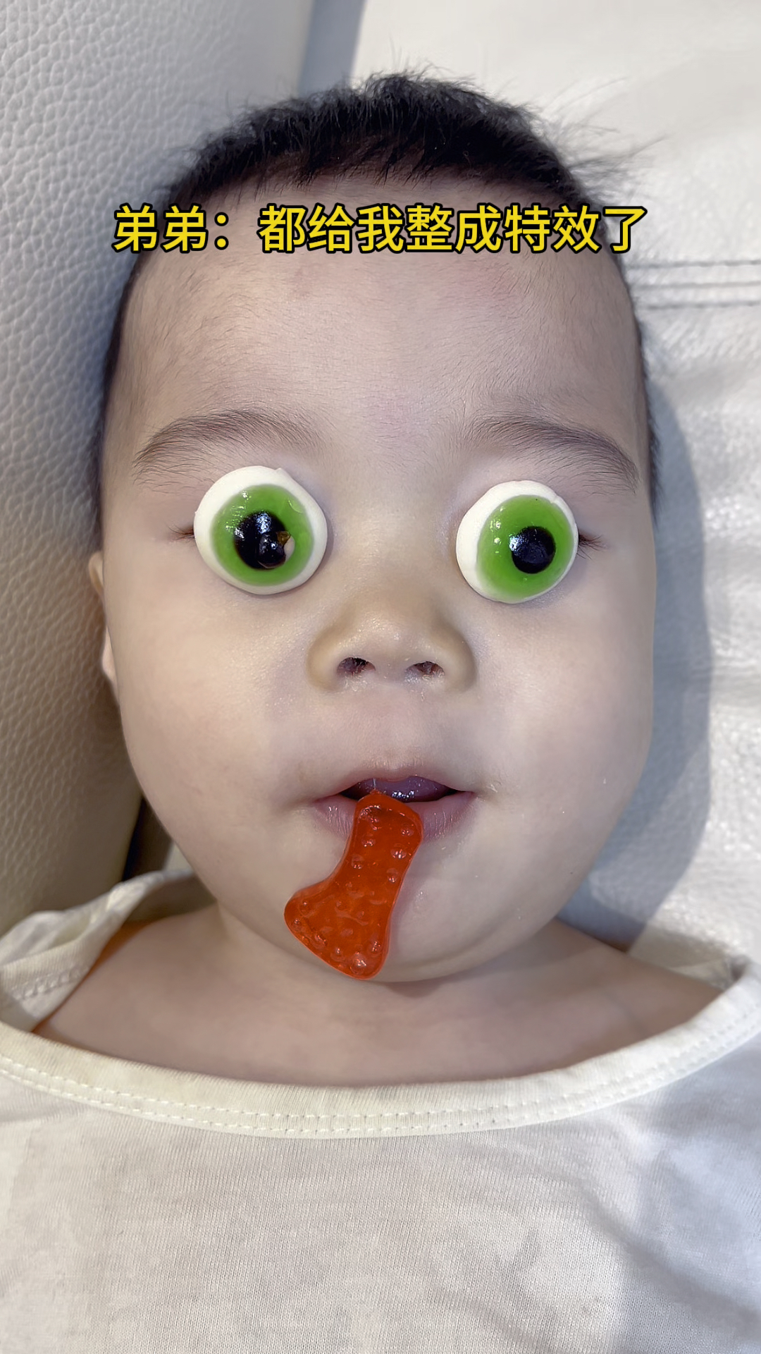 弟弟:姐姐真好,吃点糖都给我整成表情包了