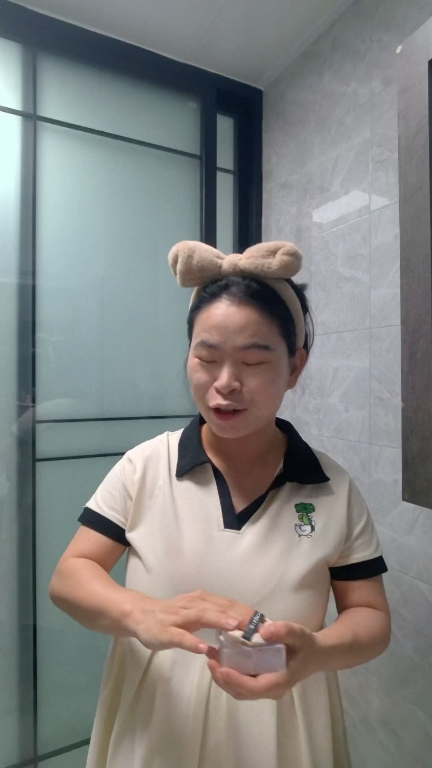 秋天的第一杯奶茶也喝了，今天带弟弟吃秋天第一碗羊肉