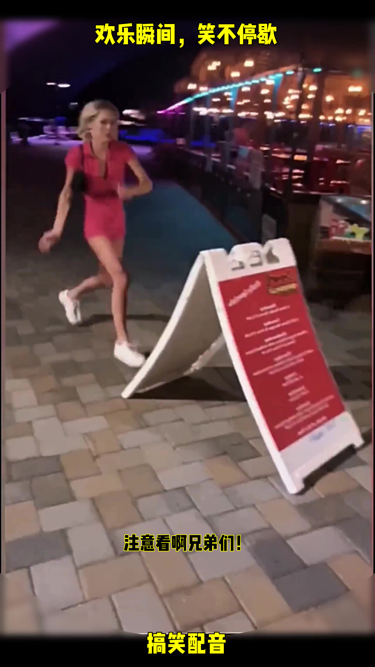 搞笑瞬间:踢飞菜单牌,电梯自拍,台球神技,健身趣事