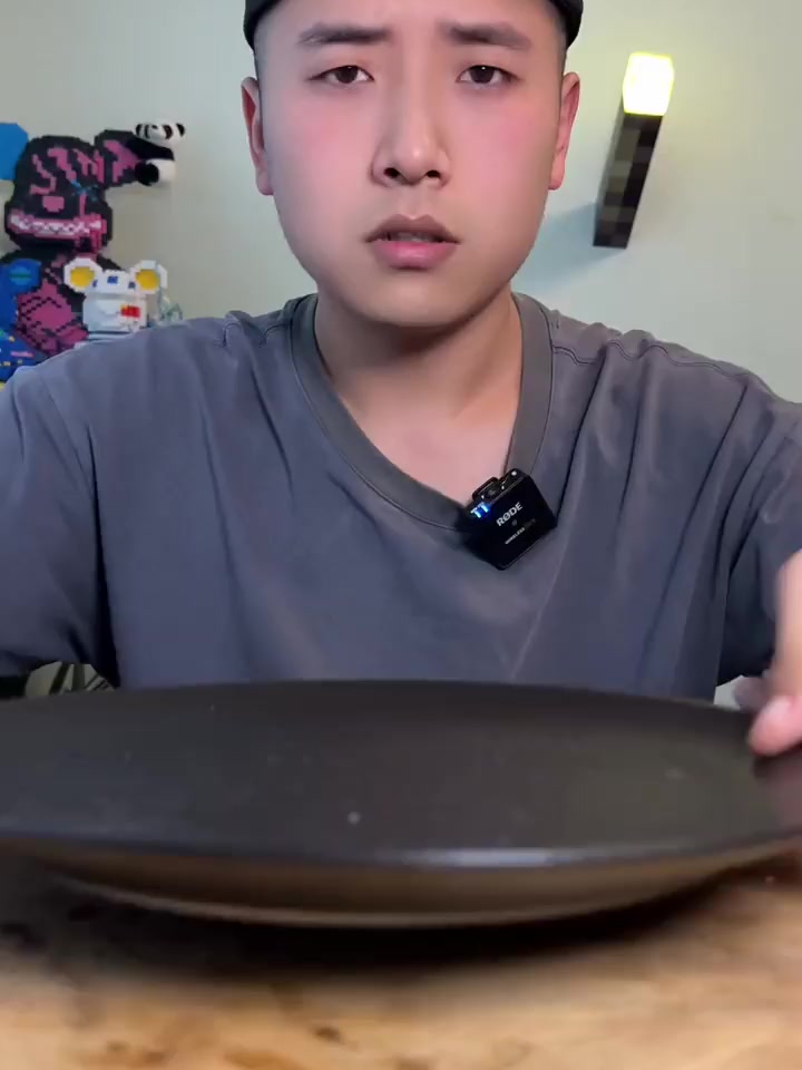 炸酱面包多了咬一口直接溢出来了！