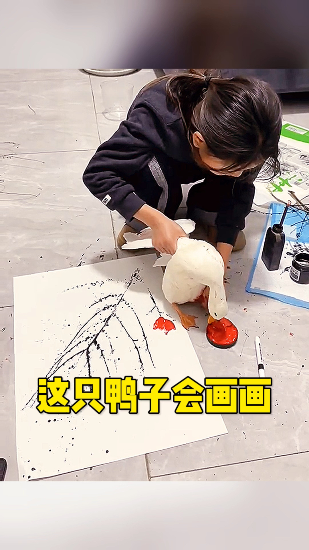 这只鸭子还会画画呢
