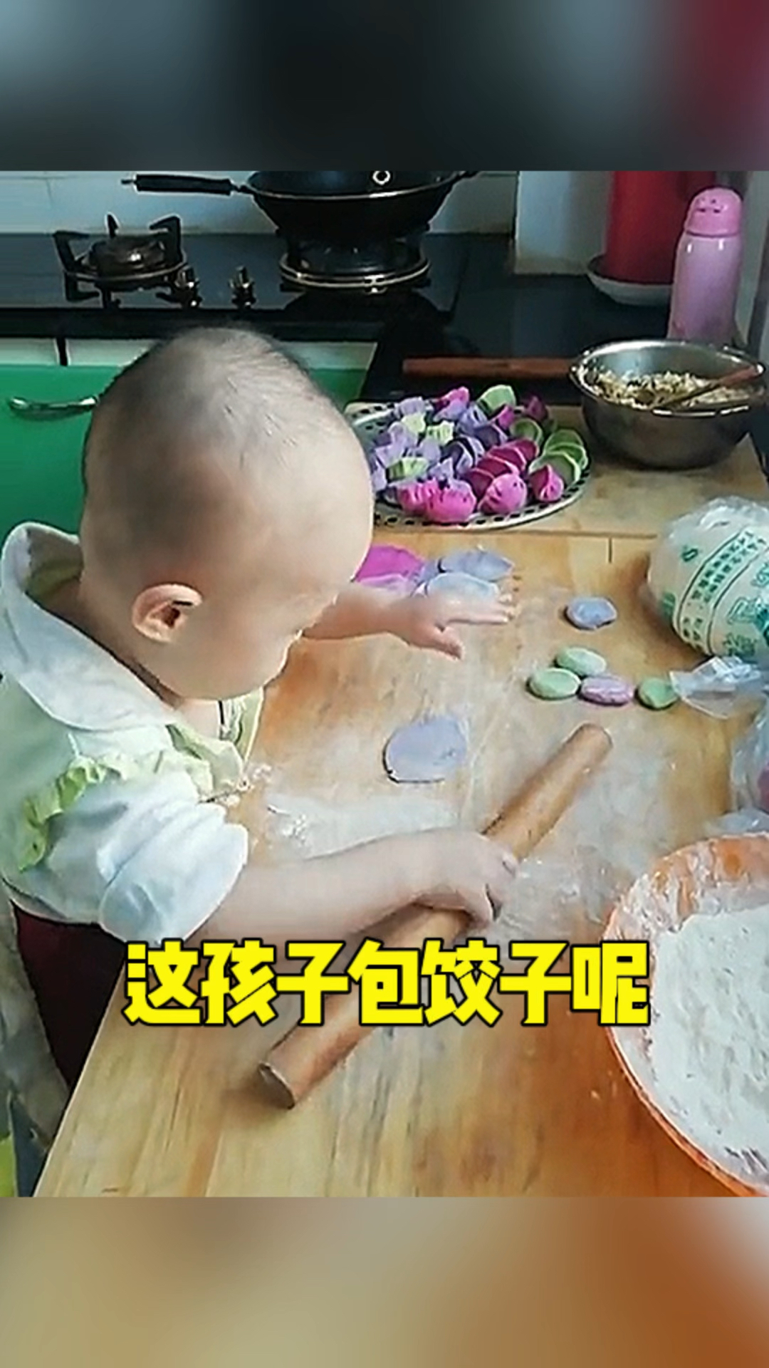 这孩子在包饺子呢