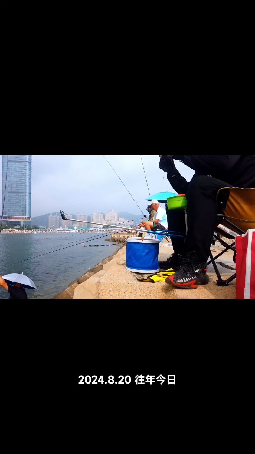 大连这个公园的钓鱼点。每天都很多人来钓鱼。好像一场钓鱼大赛