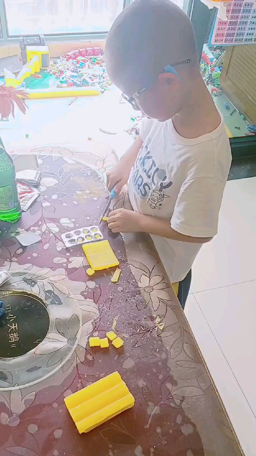 自制小肥皂,开始动脑又动手,把整块肥皂切小,用“模具”装起来