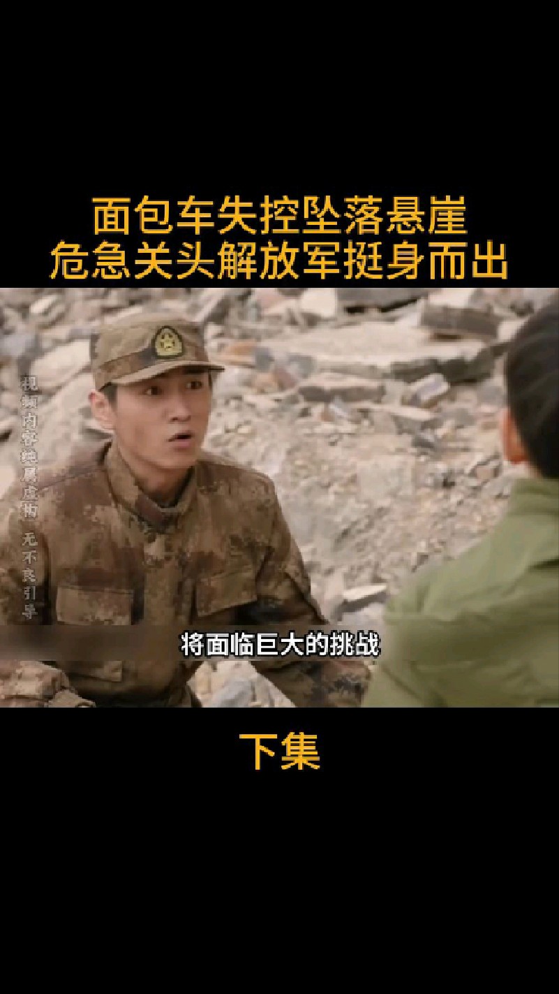 载着三名面包车的学生路上出故障关键时刻小伙子出手救场