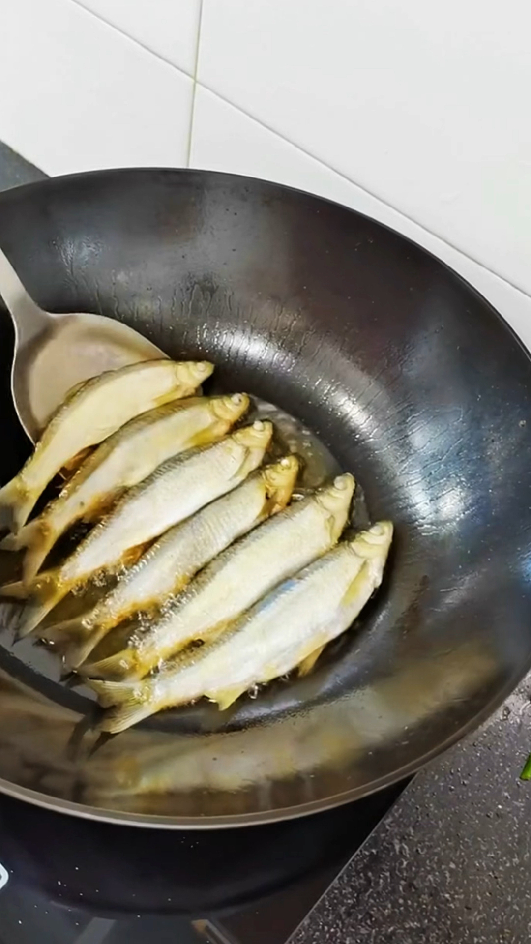 制作香煎小鱼的方法