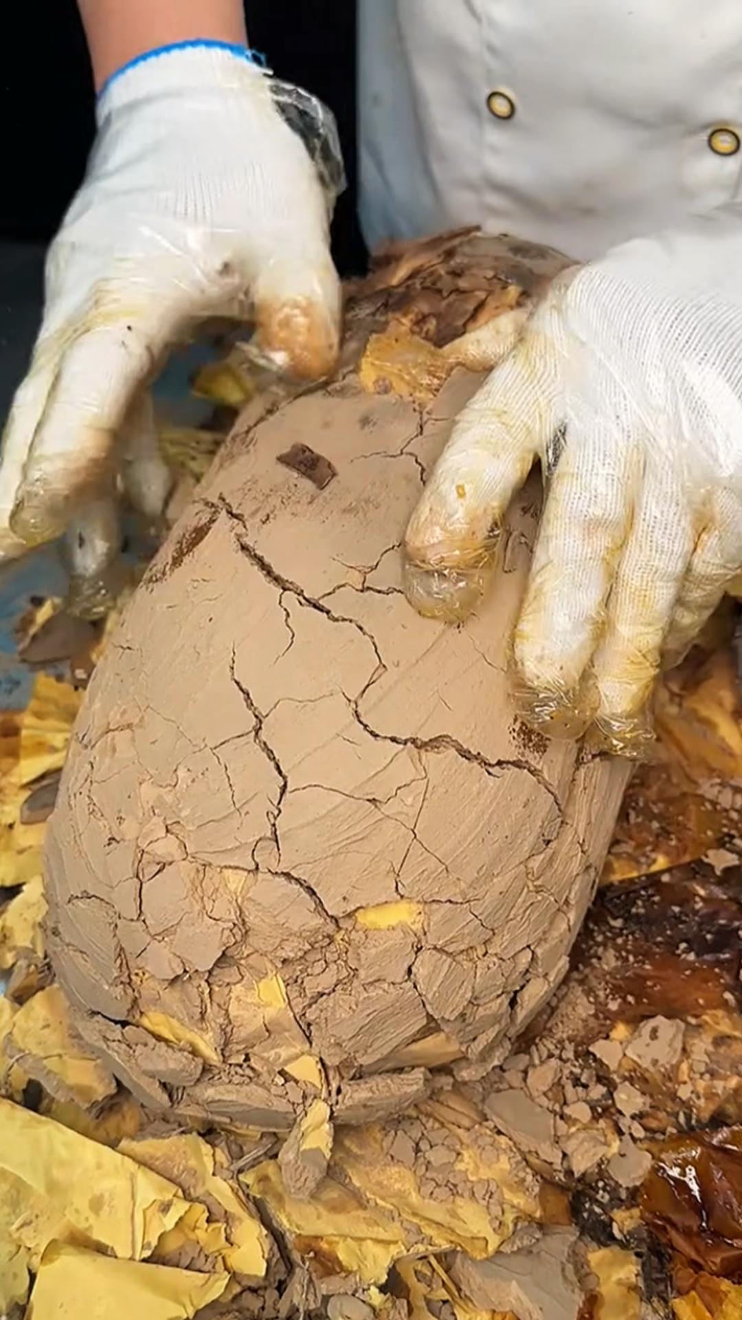 打开黄泥叫花鸡的方法