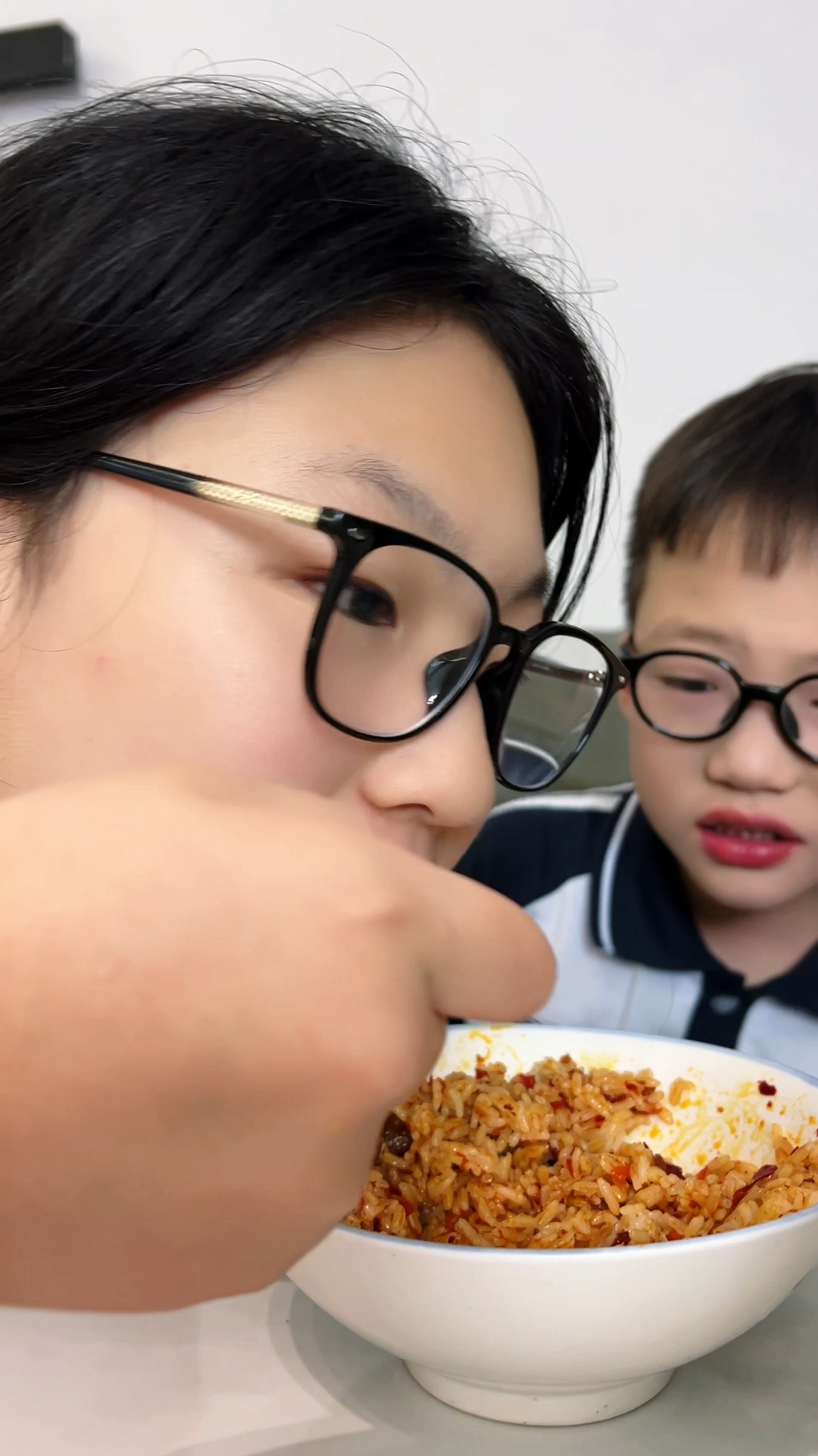 牛肉酱拌饭,二姐在一旁嘴馋,看三毛干饭的速度!