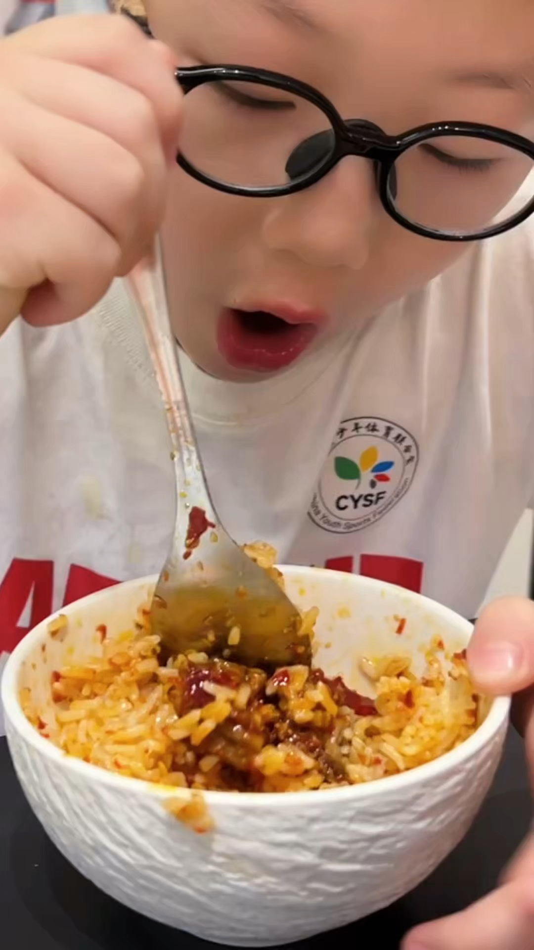 吃妈妈做的牛肉酱拌饭,双胞胎兄弟个个吃的嗦嗦做响!