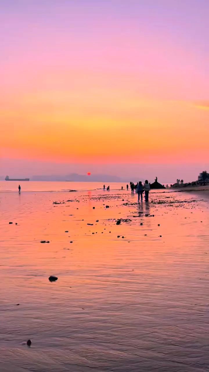 夕阳映海红,浪漫满人间 。