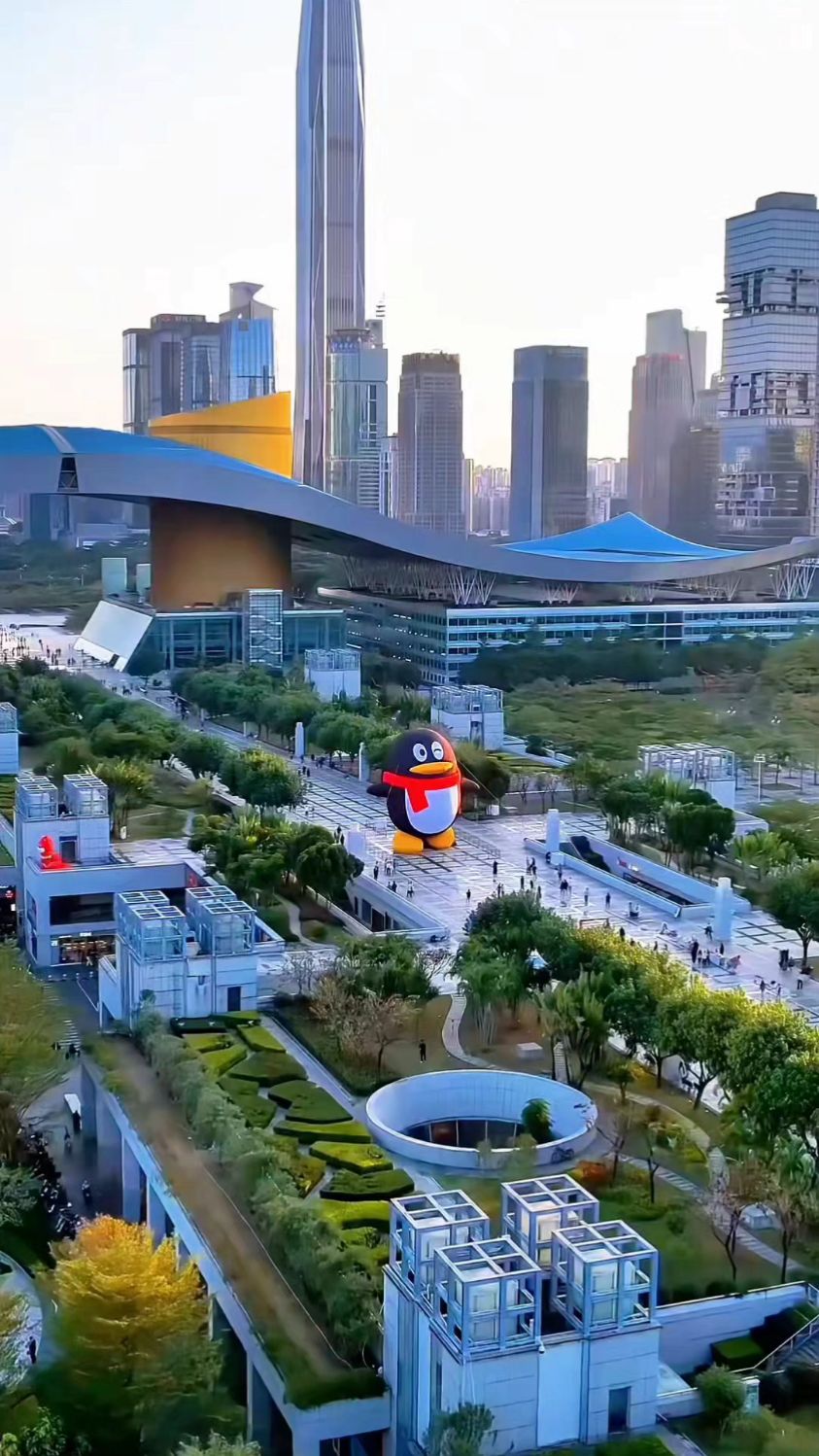 深圳:市民广场,QQ腾讯企鹅,让很多人想起了20年前的时光。