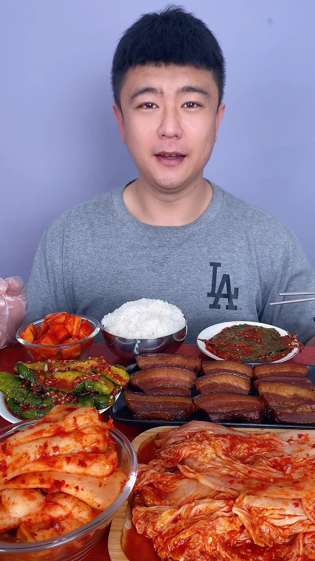 开饭啦!今天吃辣白菜包肉,延边手工辣白菜味道就是不一样