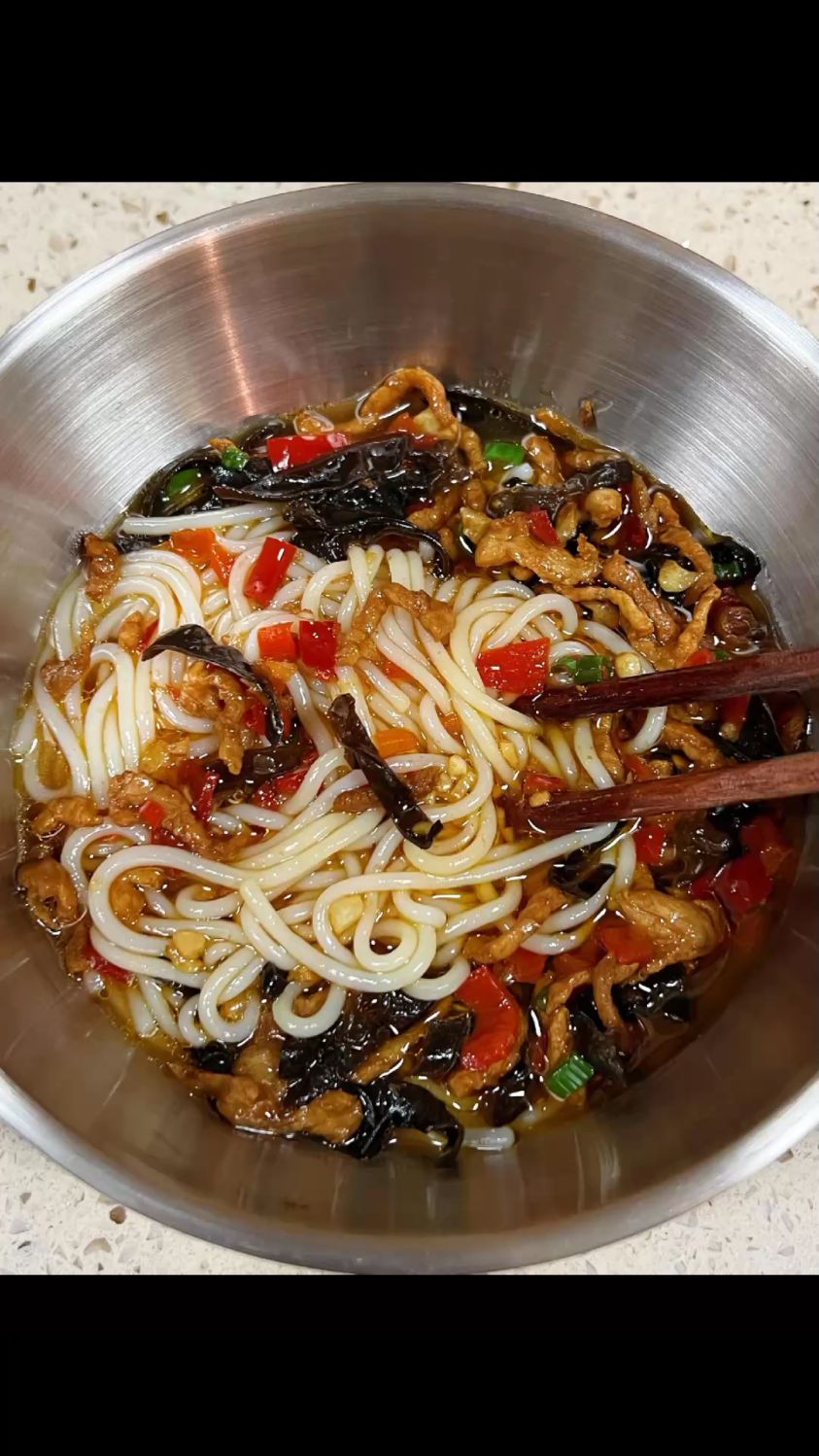 这碗“木耳肉丝米粉”，我若开店，它必是招牌~简单又好做