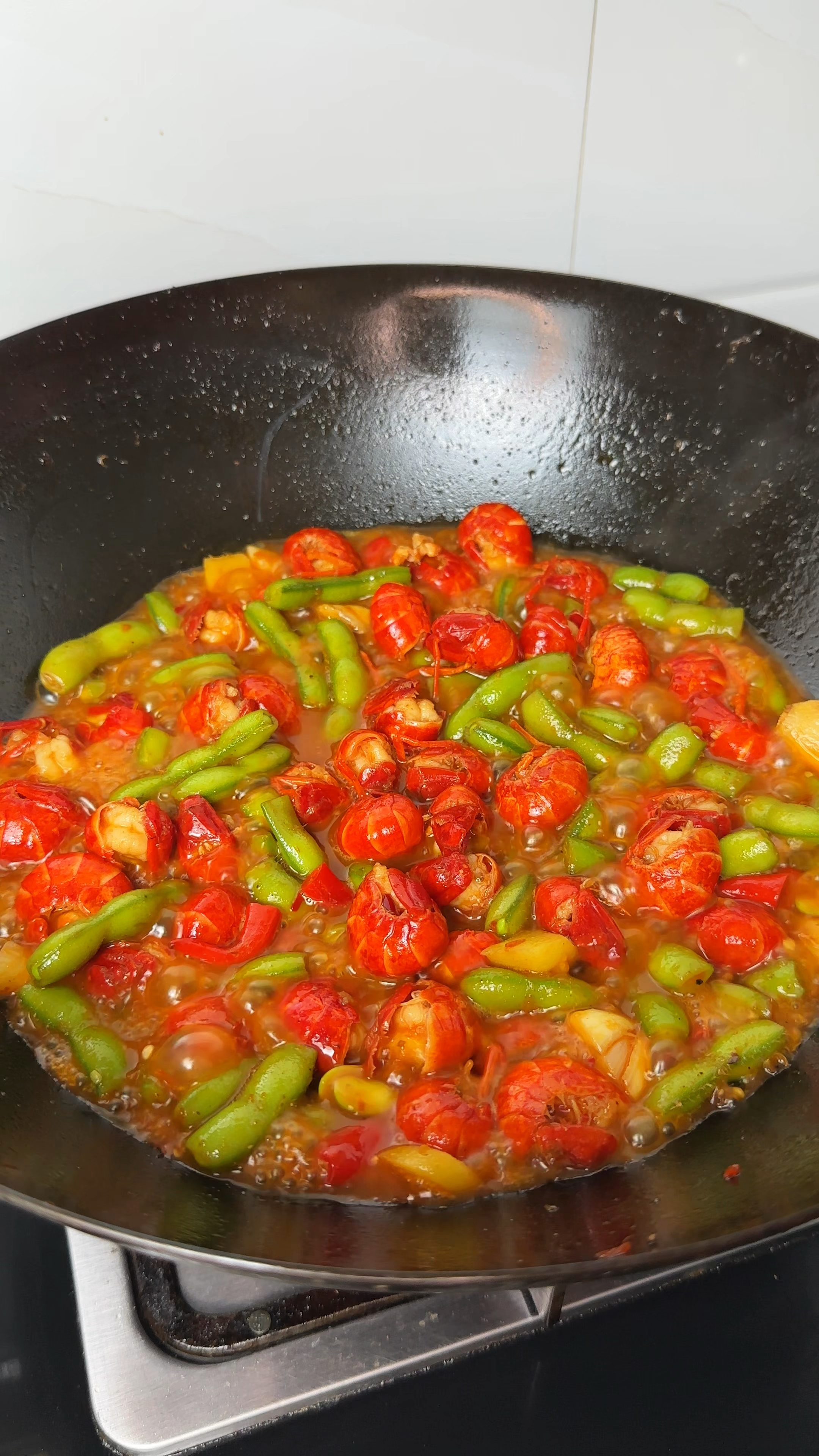 吃龙虾的季节到了,这道毛豆烧虾球假期快给家人安排上吧