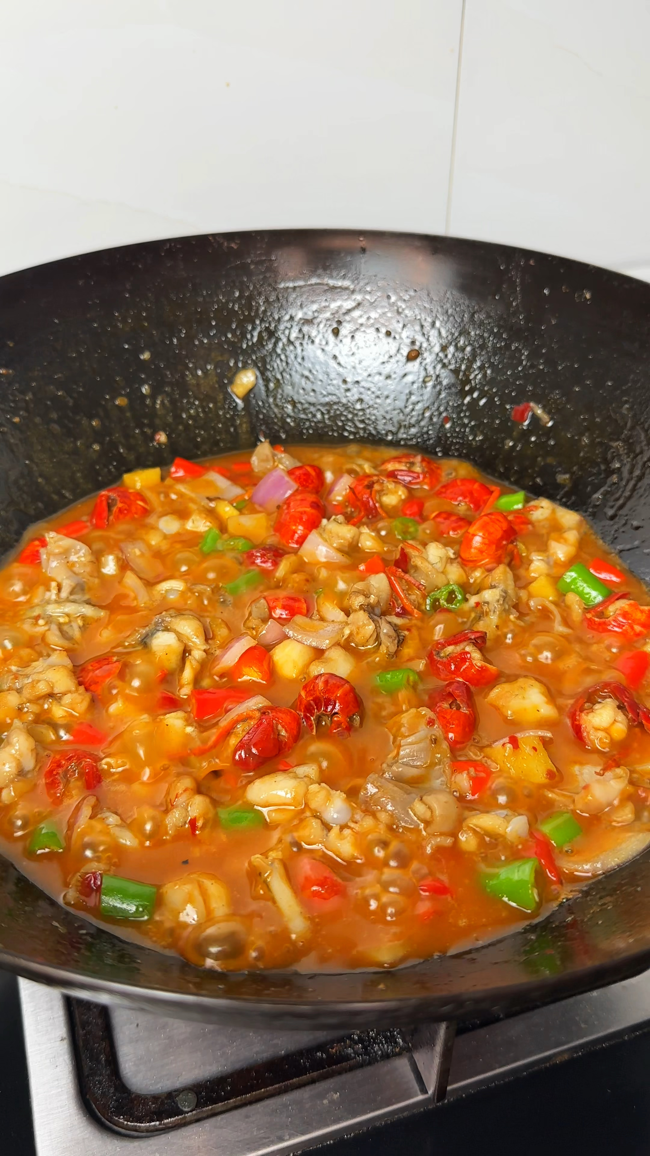 小龙虾和牛蛙一起烧真是绝配,麻辣过瘾又入味,好吃到停不下来
