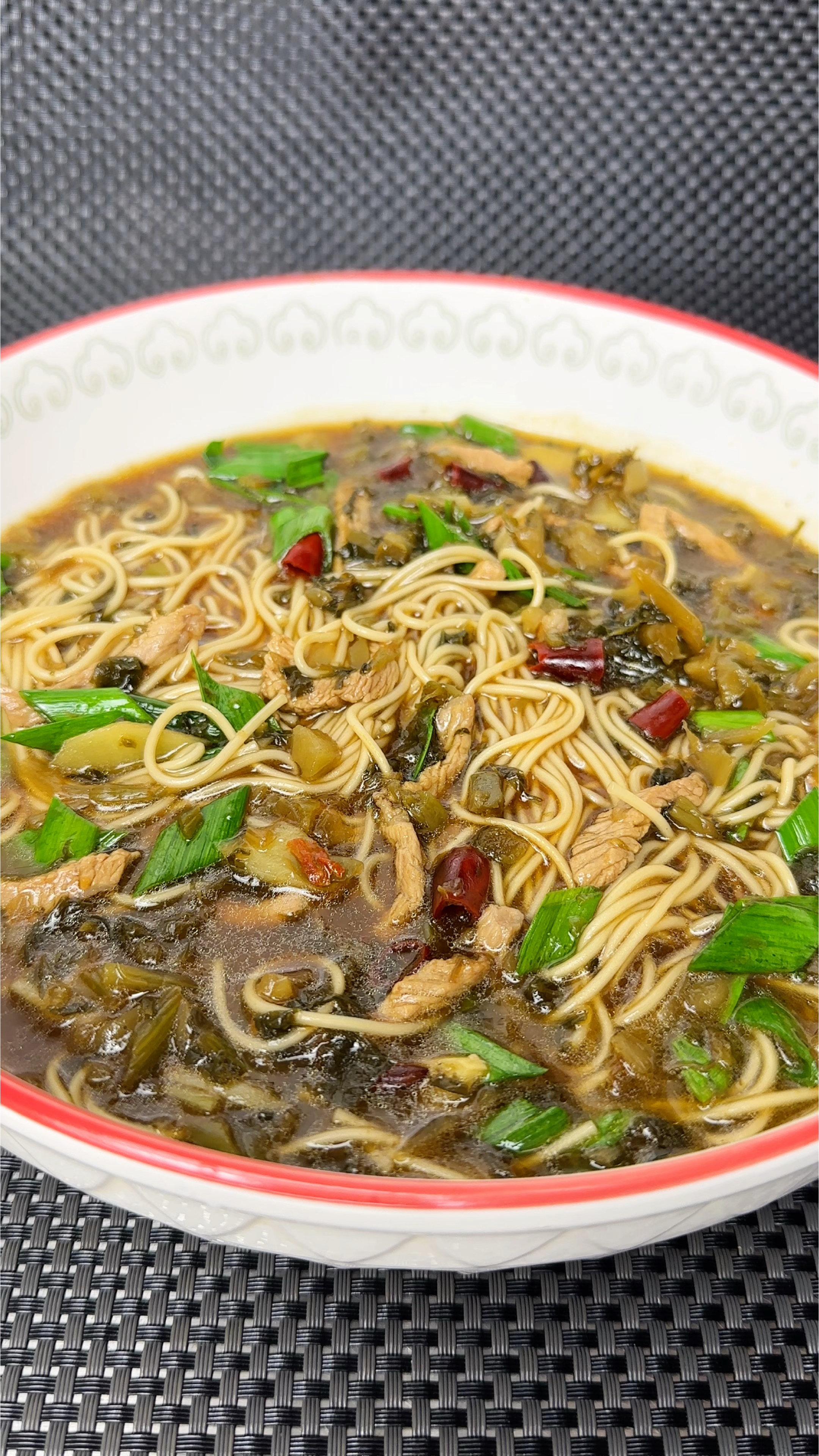 这是被称为亚洲四大面汤之首的雪菜肉丝面，味道真的很鲜美