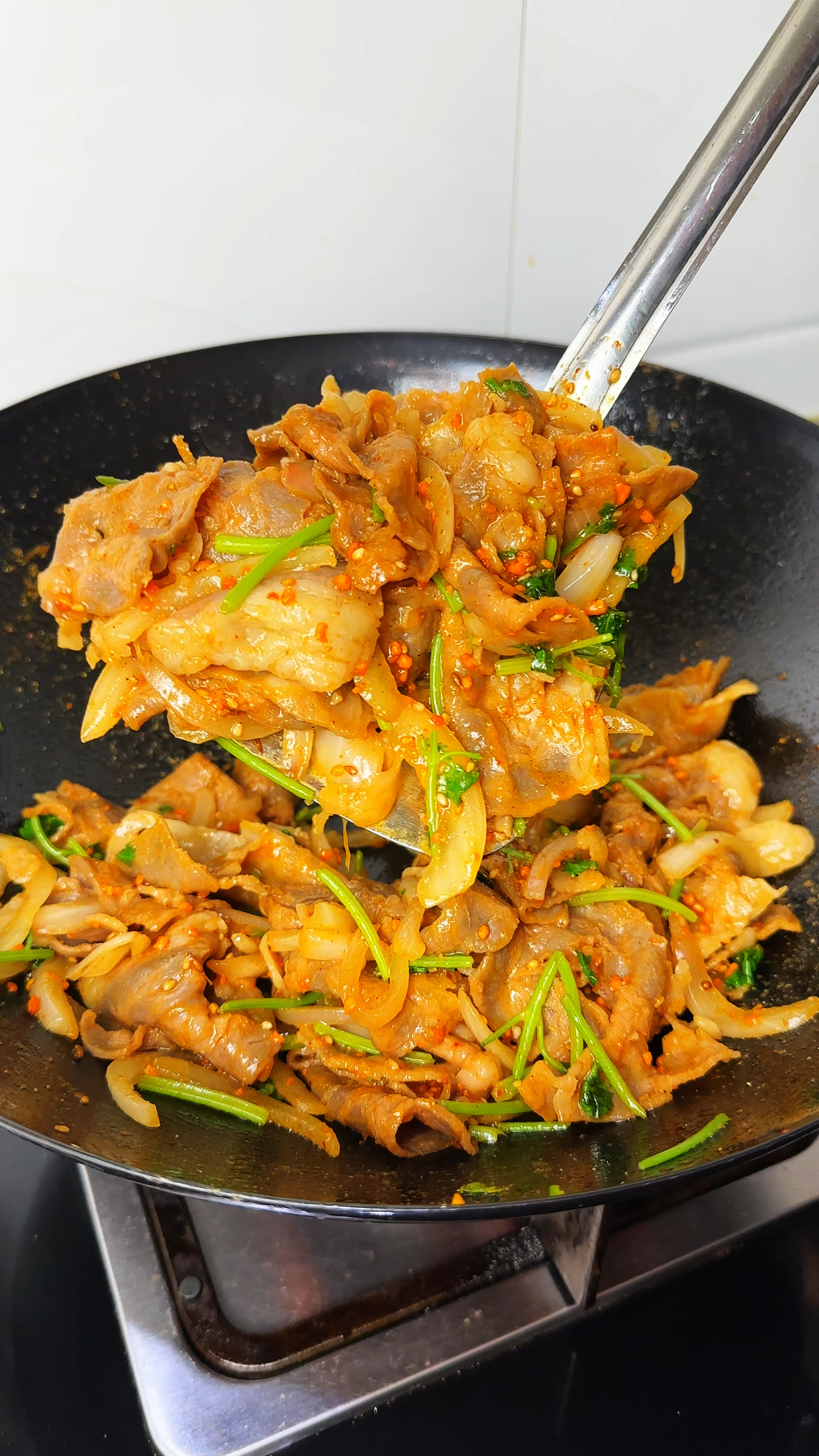 秒杀烧烤摊的炒烤羊肉,烧烤香味浓郁,吃一口就停不下来,巨好吃