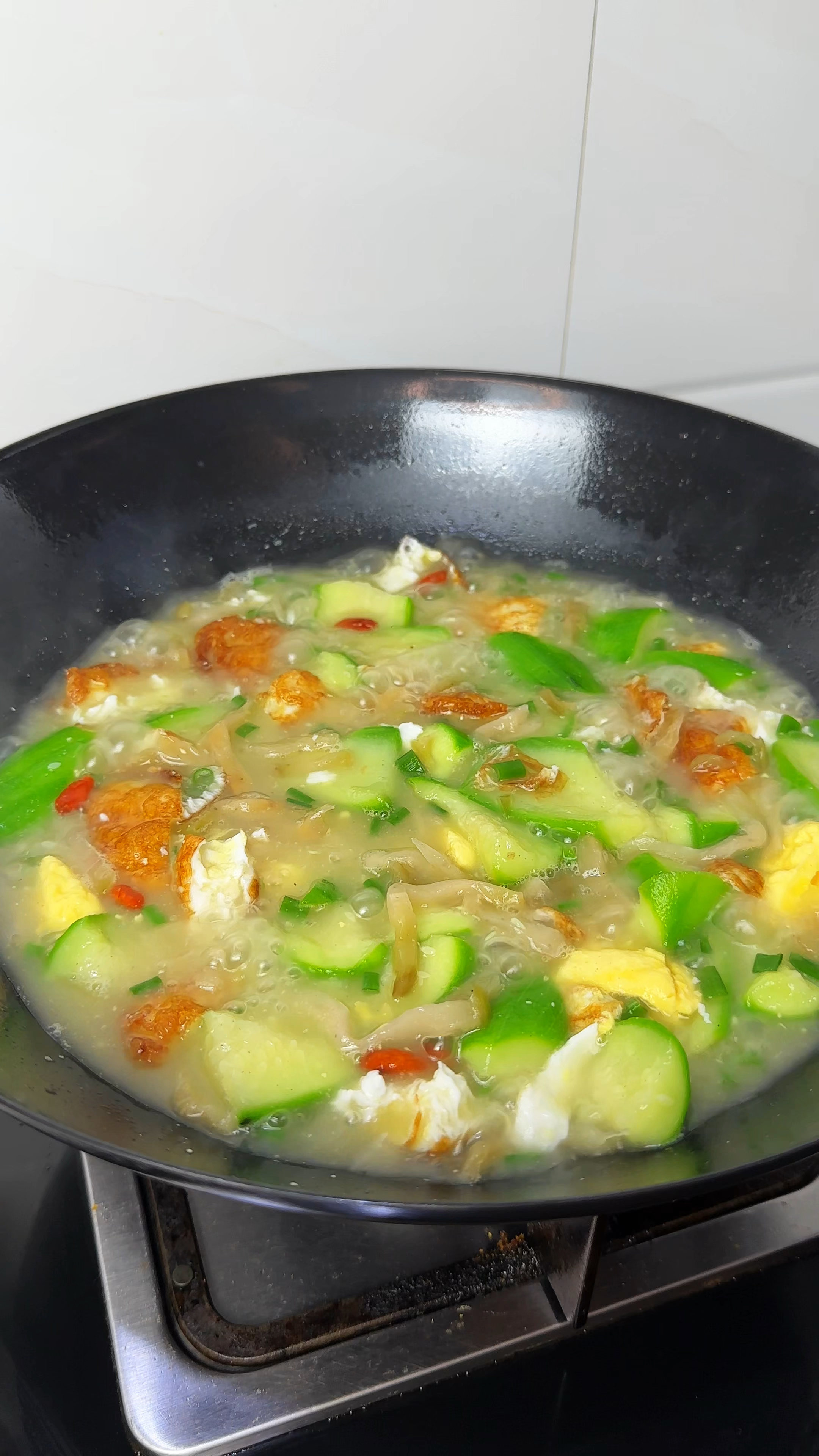 夏天一定要多喝丝瓜汤,特别是这个做法,汤鲜味美,营养又好喝