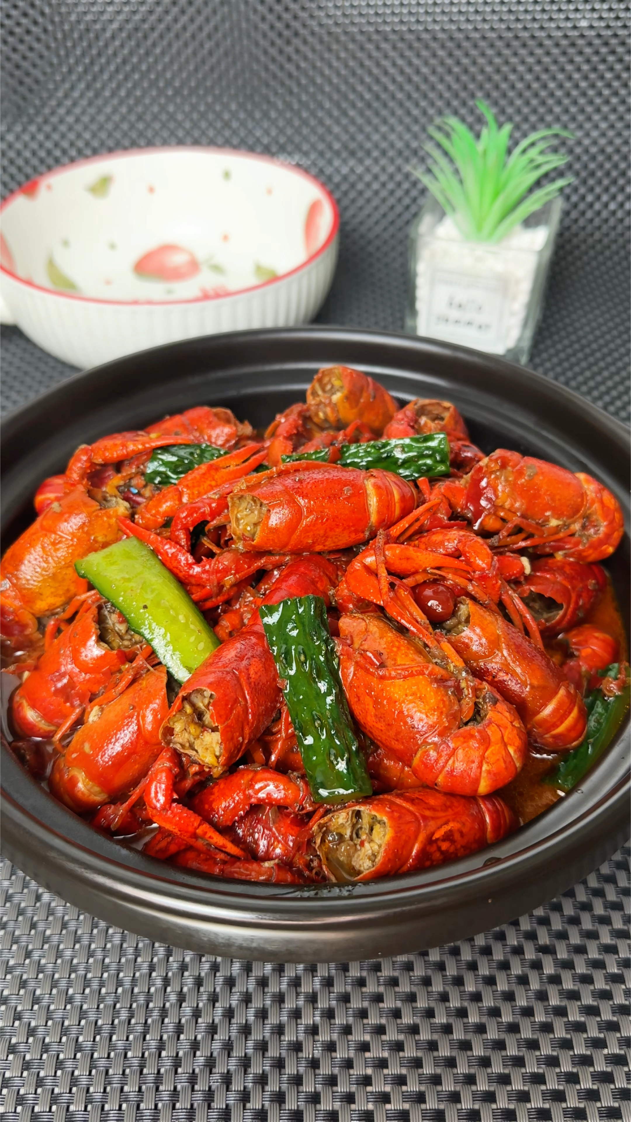 天热就适合吃小龙虾，特别是配上冰镇小啤酒，别提有多过瘾了