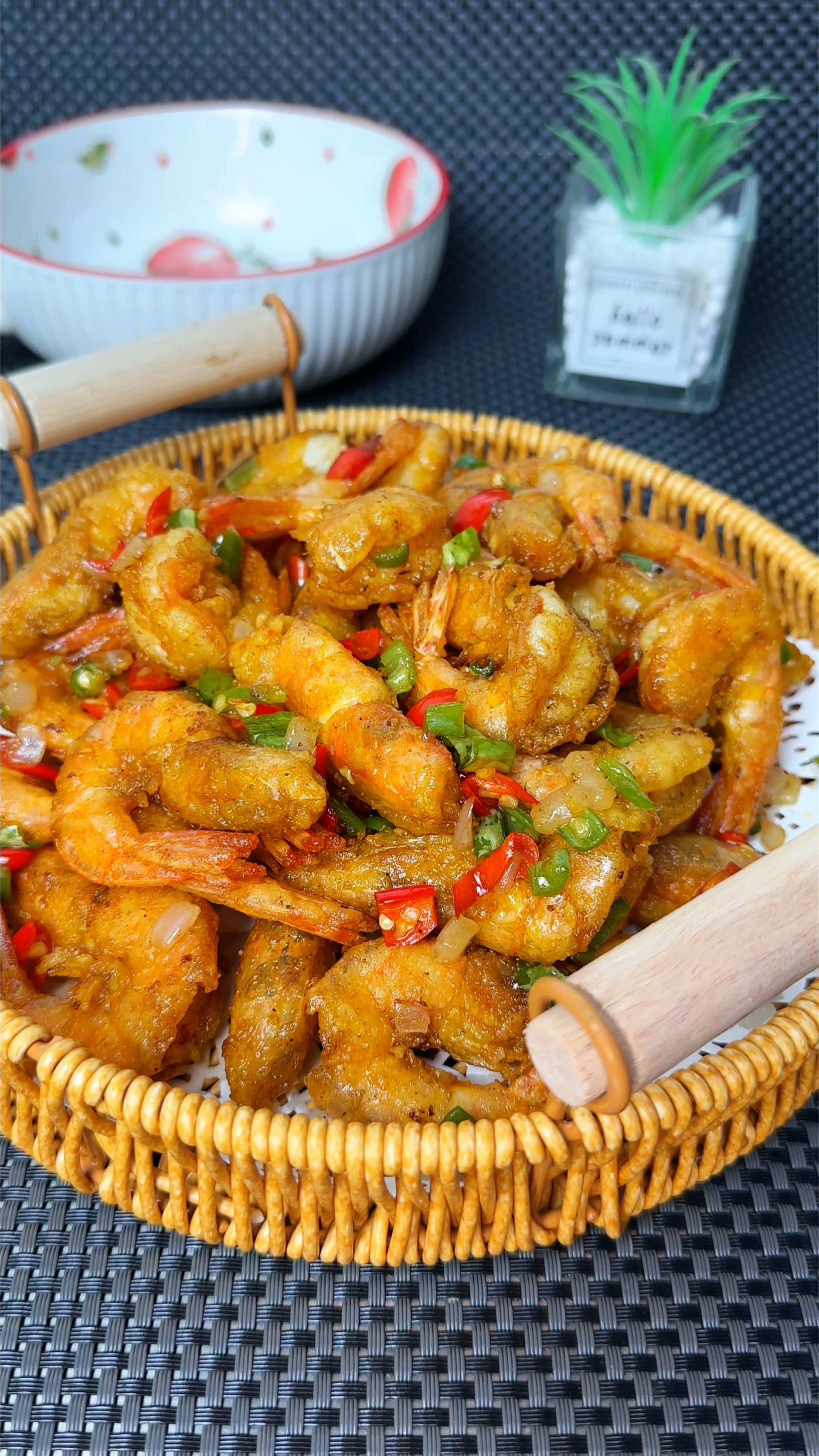 孩子百吃不腻的椒盐大虾，鲜香酥脆，好吃到连虾壳都不剩