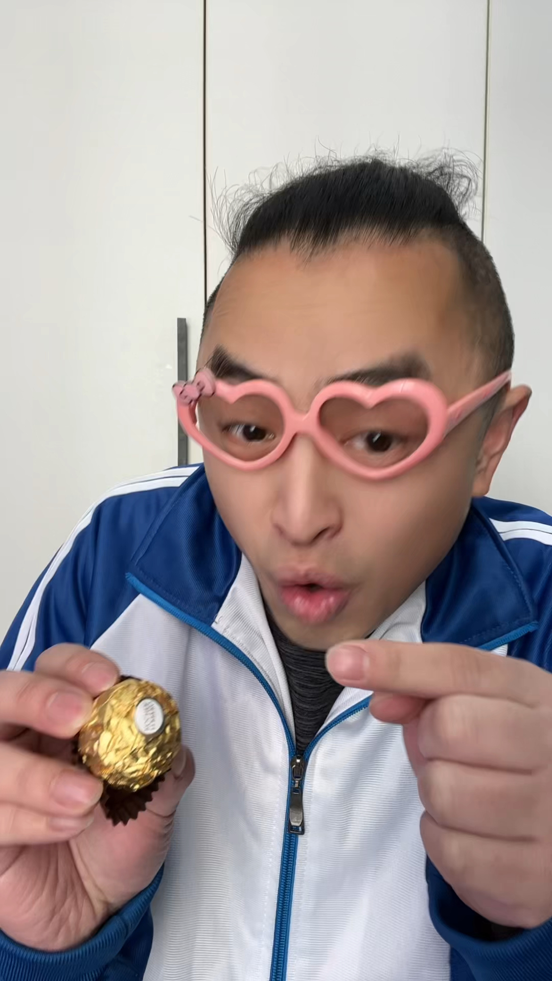 你们吃巧克力,我吃包装袋