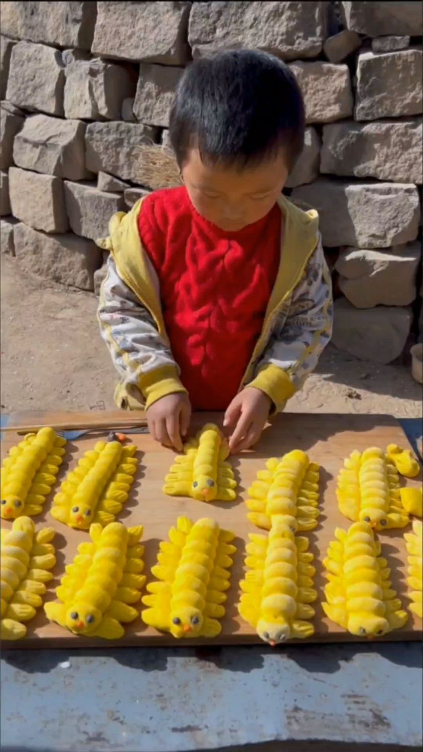 5岁小男孩做花式馒头走红网络