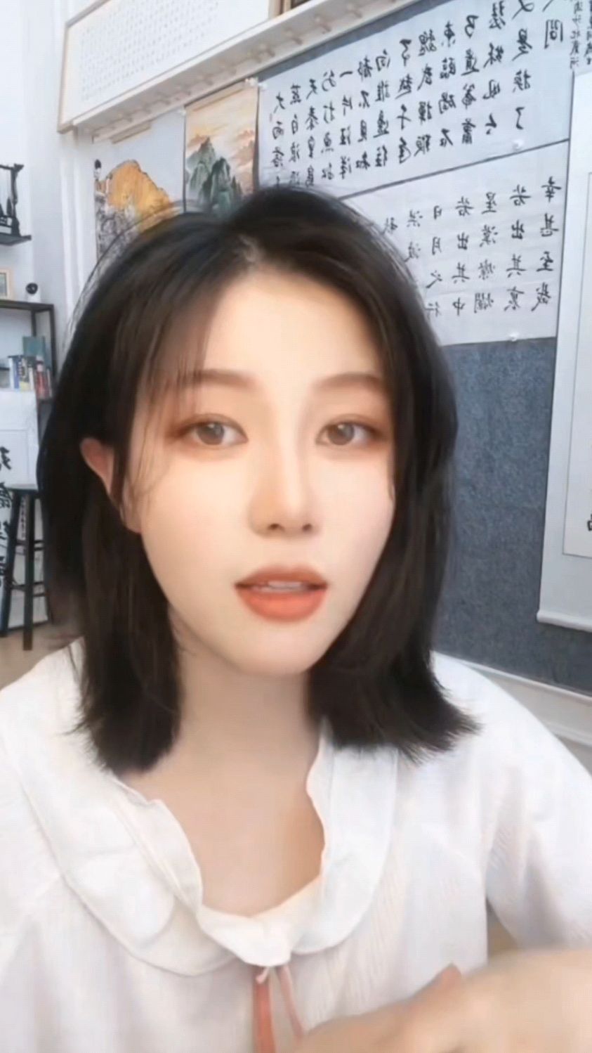 90后女孩凭借挥洒自如的书法技艺走红网络
