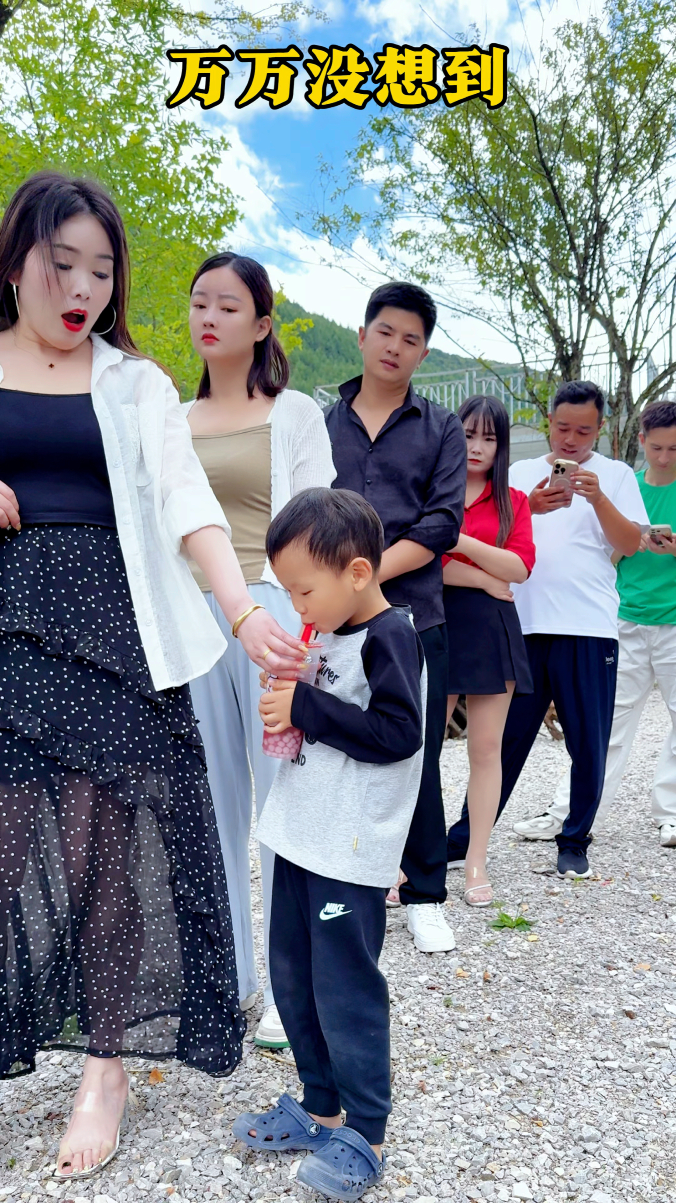 无意间拍到这个萌娃喝奶茶,这也太可爱了吧!#万万没想到