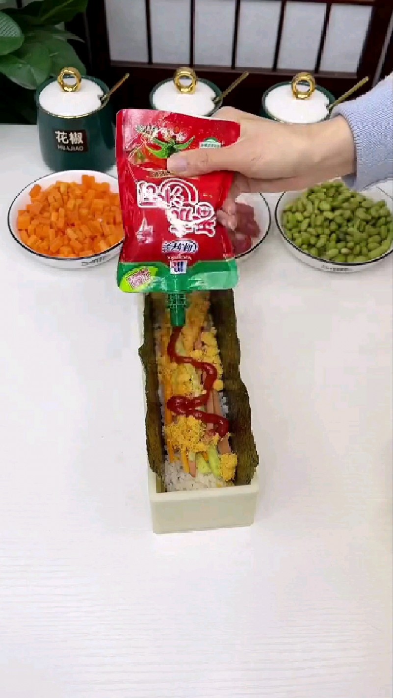有了这个寿司模具，可以在家给孩子做寿司吃