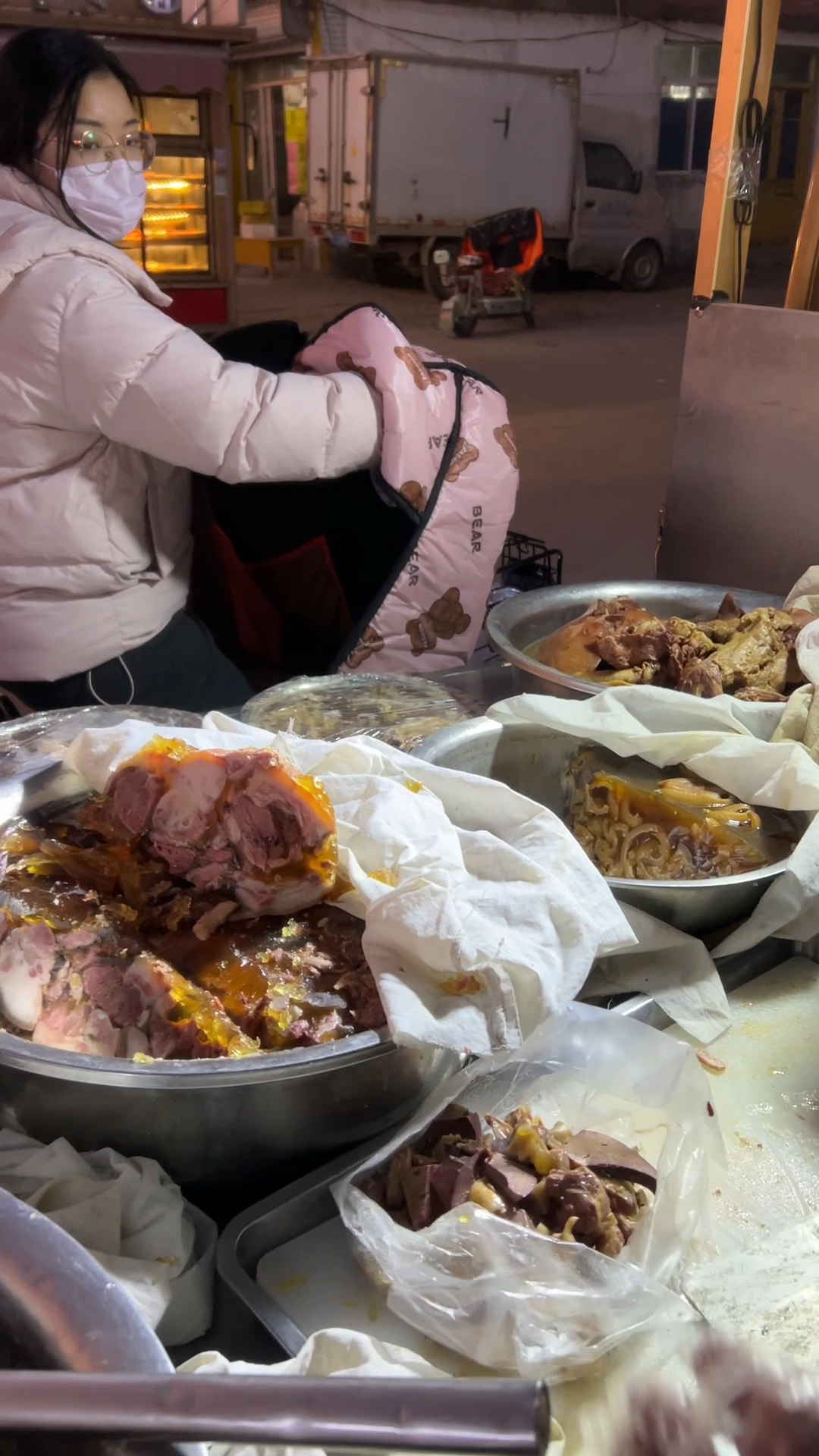 老大哥赶夜市卖熟食,美女路过买了35元护心肉,生活都不容易