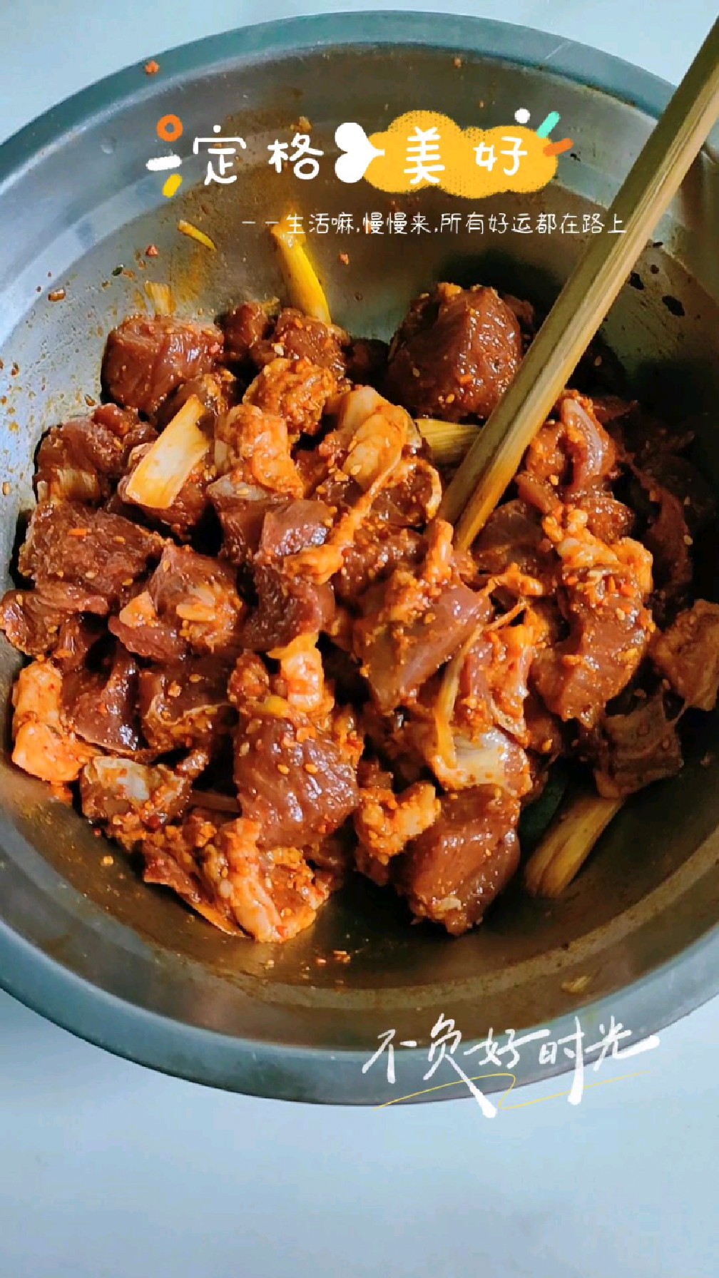 烤羊肉好吃,圆葱片,羊肉块,料酒,烧烤料,空气炸锅200度10分钟