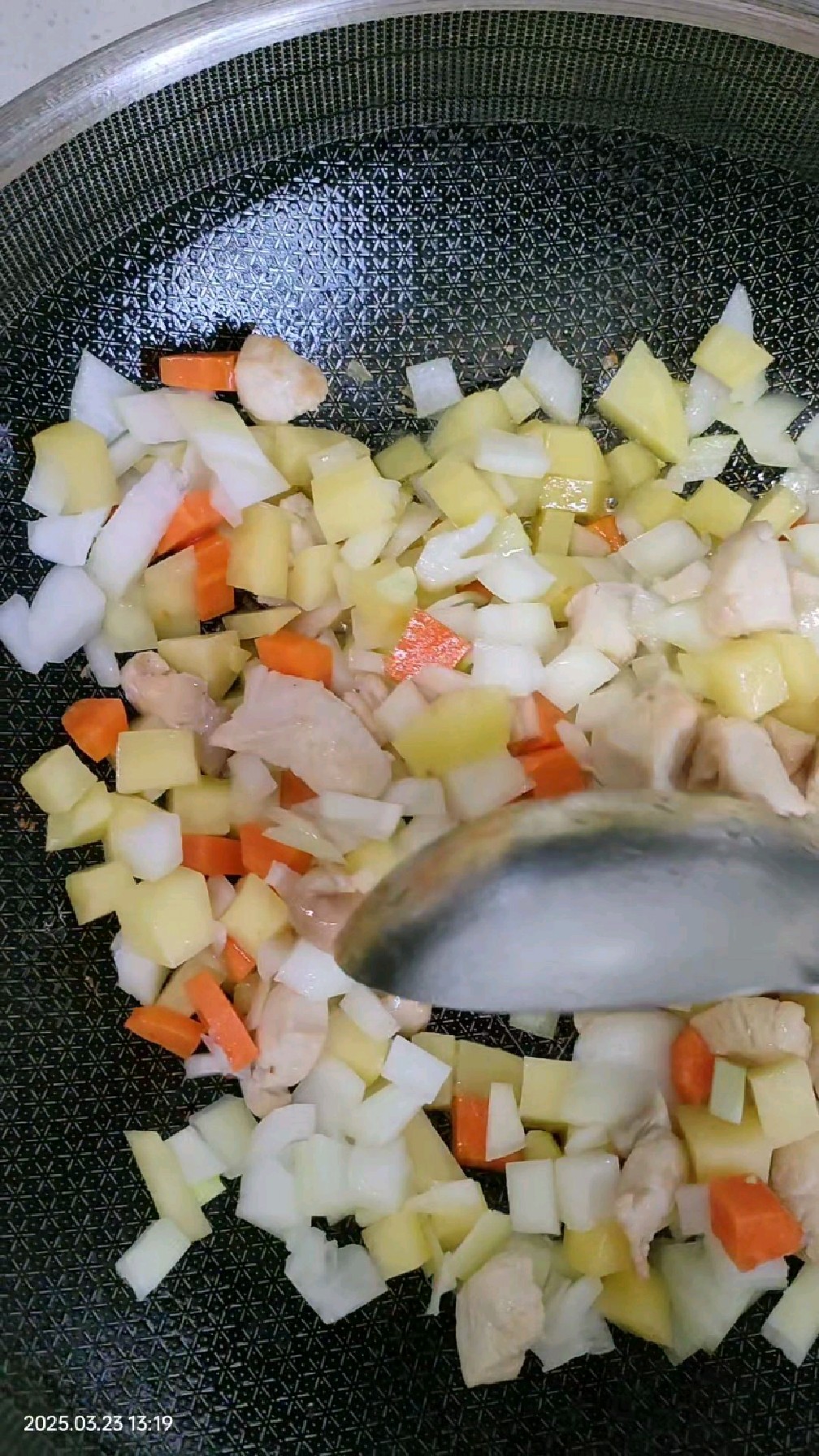 春天适合吃的咖喱鸡肉土豆饭,懒人菜谱